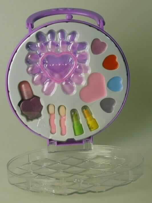 Erzeugnis zum Schminken; Schminkset für Kinder

Bei der vorgelegten Ware handelt es sich um ein Schminkset für Kinder, verpackt in einer pinkfarbenen Kunststoffschachtel mit durchsichtigem Klappdeckel und Haltegriff. Darin befindet sich eine weiße Tiefziehschale aus Kunststoff mit Mulden für die Schminkmittel. Es liegt eine Warenzusammenstellung in Aufmachung für den Einzelverkauf vor, die aus folgenden Bestandteilen besteht:
- zweimal Lipgloss
- zwei Lippenstiften
- einmal Rouge
- zweimal Lidschatten
- einem Nagellack
- zwei Applikationspinseln
- künstlichen Fingernägeln in verschiedenen Größen mit Klebepads

Die Ware ist als Erzeugnis zum Schminken, Schminkmittel  (Make-Up) für die Lippen in die Unterposition 330410 der Kombinierten Nomenklatur einzureihen.

Es handelt sich um eine Warenzusammenstellung, deren Charakter zahlenmäßig durch die Schminkmittel (Make-Up) für die Lippen bestimmt wird.