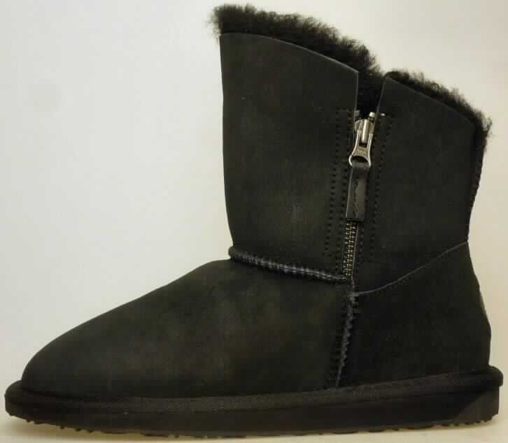 Stiefel (lt. Antrag: "Frauenschuh, Art. W10952, Ambar Lo", Foto siehe Anlage) 
- mit Laufsohlen aus Kautschuk,
- mit Oberteil aus Pelzfell,
- auf das Oberteil sind im Fersenbereich Stücke aus Leder als Verstärkungsteile aufgesetzt,
- seitlich mit Reißverschluss

"Schuhe mit Laufsohlen aus Kautschuk und Oberteil aus Pelzfell"