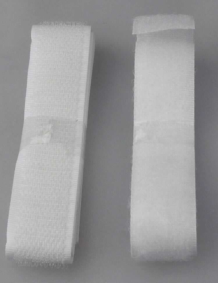 Bänder, sog. Klettband zum Nähen, Foto siehe Anlage,
- lt. Antrag als Meterware auf Rolle mit einer Länge von 25 m oder als zweiteiliges Sortiment mit einer Länge von 
  jeweils 50 cm in einer Blisterverpackung verpackt,
- bestehend aus einem Hakenband (Samtgewebe mit Flor) und einem Flauschband (Schlingengewebe mit Flor); mit 
  einer Breite von jeweils ca. 2 cm,
- lt. Antrag aus synthetischen Chemiefasern,
- an den Längsseiten mit unechten Webkanten.

"Bänder, keine Ware der Position 5807, aus Samt bzw. aus Schlingengewebe nach Art der Frottiergewebe, 
 aus Chemiefasern"
