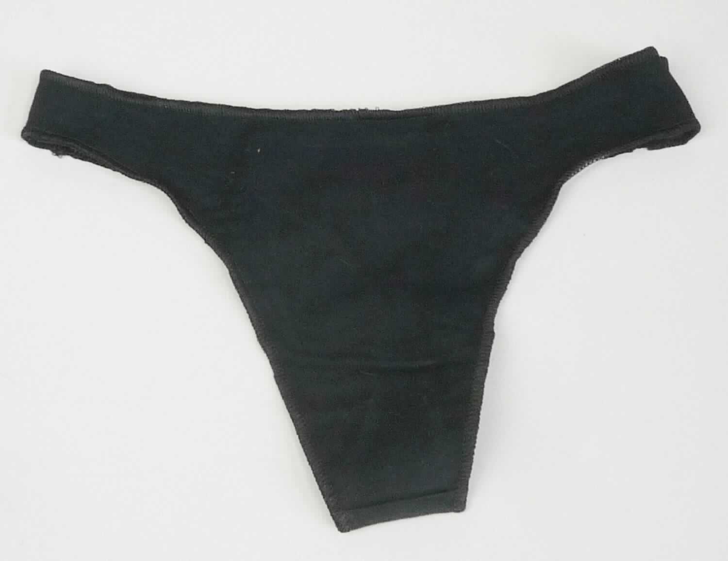 Slip, sog. Strick Unterhose, Art. 8312, Größe S, Foto siehe Anlage,
- in einem Polybeutel mit Pappeinleger verpackt,
- aus ca. 0,6 mm dicken, einfarbigen Gewirken aus laut Antrag 95 % Baumwolle und 5 % Elasthan (synthetische 
  Chemiefasern),
- als Hüftslip gearbeitet, an allen Rändern mit Überwendlichnähten gesäumt,
- ohne Öffnung und ohne Verschluss,
- aufgrund des Schnitts eindeutig als Frauenkleidung erkennbar,
- mit hohen Beinausschnitten.

"Slip, aus Gewirken, für Frauen, aus Baumwolle"