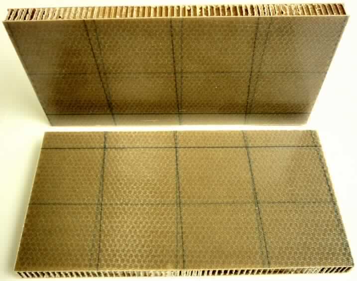 Angaben des Antragstellers:
Sandwichplatten aus NOMEX- oder KEVLAR Waben.
Die Sandwichplatten bestehen aus glas- oder kohlenstofffaserverstärkten Deckschichten und Wabenkernen. Die Deckschichten werden aus Glasfaser- oder Kohlenstofffaser Prepregs gefertigt. Als Harz wird Epoxidharz verwendet. Die Wabenkerne bilden den inneren Teil einer Sandwichstruktur und werden aus NOMEX- oder KEVLAR-Papieren und einer Beschichtung aus Phenolharz gefertigt.

Untersuchungsergebnis an einem Warenmuster:
Abschnitt einer rechteckigen, leichten Sandwichplatte (Dicke: ca. 1,2 cm) aus dünnen, braunen, glänzenden Deckschichten (Dicke: ca. 0,7 mm) mit einer Zwischenlage in Form von papierähnlichen, beschichteten Waben.

Befund:
Die vorliegende Ware stellt sich als Kunststoffplatte aus verstärktem Epoxidharz mit Zwischenlage dar und wird damit als andere Tafeln, Platten, Folien, Filme, Bänder und Streifen, aus Kunststoffen: andere: aus Kondensationspolymerisations- und Umlagerungspolymerisationserzeugnissen, auch chemisch modifiziert: andere: andere erfasst.