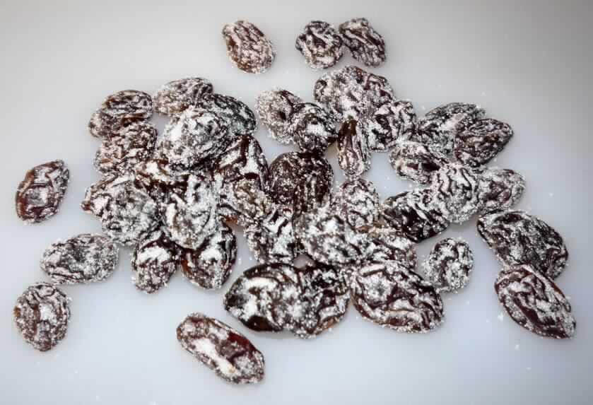 Weintrauben, getrocknet und gezuckert.

Antragsangaben (als zutreffend unterstellt): Weintrauben (Sultaninen), getrocknet und gezuckert; in Kartons zu 12,5 kg. Es wurden vertrauliche Angaben gemacht. 
Beschaffenheit der vorgelegten Warenprobe: ganze, braune, getrocknete Weintrauben mit anhaftenden Zuckerkristallen, süß und fruchtig schmeckend.

Alkohol (gem. Angabe): nicht enthalten. 
Zuckergehalt i. S. der ZAnm 2 a), 1. Anstrich zu Kap 20 (gem. Angabe): mehr als 13 GHT. 
Zugesetzter Zucker i. S. der ZAnm 3, 2. Anstrich zu Kap 20: enthalten. 
Aufmachung der Ware (gem. Angabe): in Kartons mit einem Gewicht des Inhalts von mehr als 1 kg.

Die Ware ist über das in Kapitel 8 der Kombinierten Nomenklatur inbegriffene Maß hinausgehend zubereitet.

Früchte, Nüsse und andere genießbare Pflanzenteile, in anderer Weise zubereitet oder haltbar gemacht, auch mit Zusatz von Zucker, anderen Süßmitteln oder Alkohol, anderweit weder genannt noch inbegriffen, andere als in den UPos 2008 11 bis 2008 92 genannt, ohne Zusatz von Alkohol, mit Zusatz von Zucker, in unmittelbaren Umschließungen mit einem Gewicht des Inhalts von mehr als 1 kg, Weintrauben, andere als Flocken und Pulver.