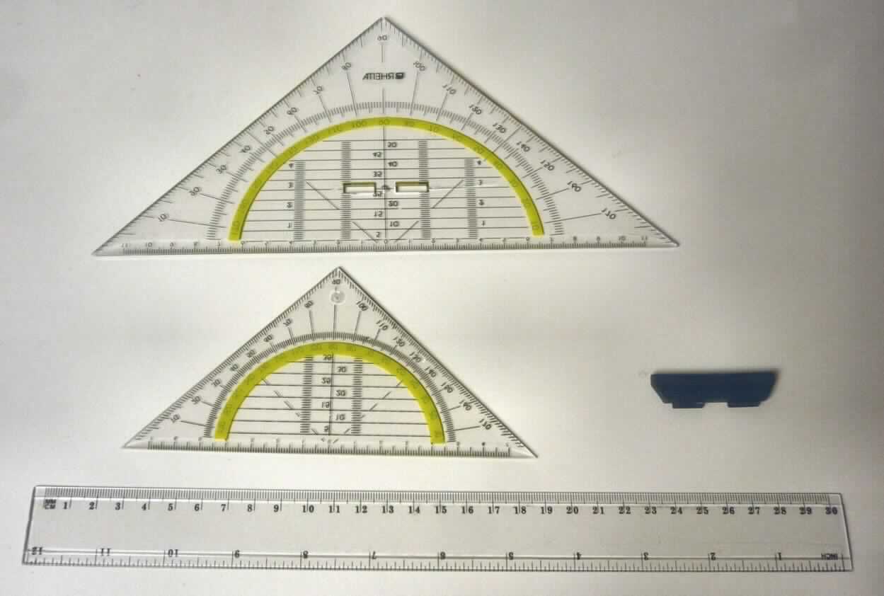 So genanntes Lineal-Set, in Form einer Warenzusammenstellung in Aufmachung für den Einzelverkauf, bestehend aus einem Geodreieck mit einer Hypotenusenlänge von 16 cm, einem Geodreieck mit noch nicht angebrachter Haltevorrichtung und einer Hypotenusenlänge von 24,5 cm sowie einem Lineal mit Maßeinteilung (inch und cm) und einer Länge von 12 cm, jeweils aus Kunststoff. Aufgrund der Menge bestimmen die Geodreiecke (Winkel) den Charakter der in einem Kunststoffbeutel verpackten Warenzusammenstellung (äußere Form: siehe Abbildung in der Anlage).
Die Ware wird als "anderes Zeicheninstrument als Plotter" eingereiht.