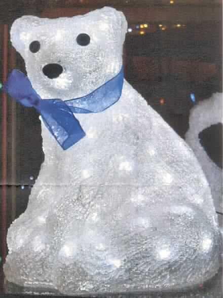 Deco-Eisbär aus Acryl, Art. 88077-00
- Tischleuchte in Gestalt eines stilisierten, sitzenden, ca. 20 cm großen Eisbären,
- aus transparentem Kunststoff,
- mit eingearbeiteter Lichterkette mit 20 Leuchtdioden bestückt,
- batteriebetrieben,
- mit einer ebenen Stellfläche,
- zur Beleuchtung im Innenbereich.
Die Ware ist als "elektrische Tischleuchte, anderweit weder genannt noch inbegriffen, aus Kunststoff, von der mit Leuchtdioden verwendeten Art" einzureihen.