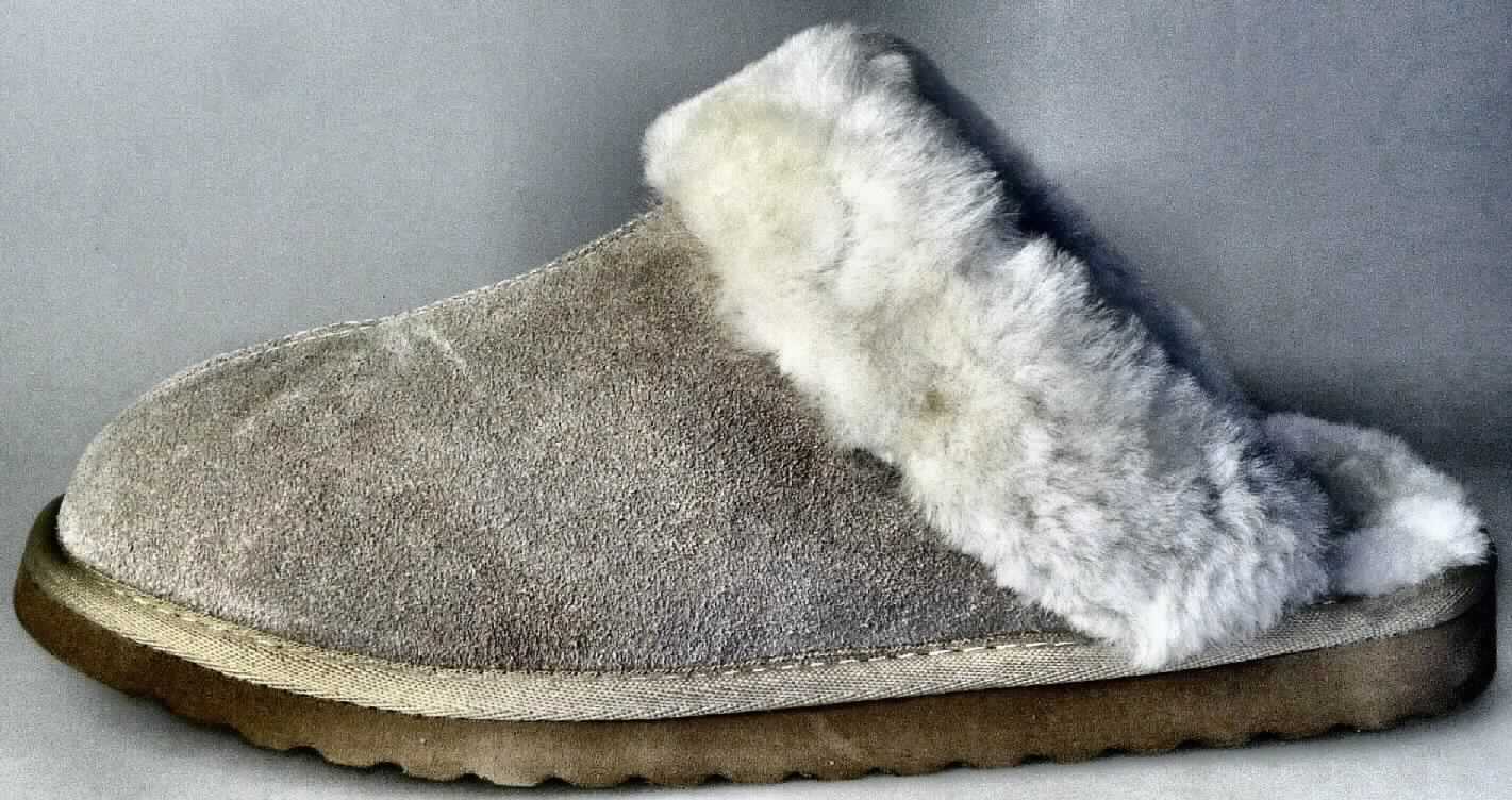 Pantoffeln (lt. Antrag: "Damen Lammfellhausschuhe (beige)", Foto siehe Anlage)
- mit Laufsohlen aus (lt. Antrag) Kunststoff; ohne Hauptsohle aus Holz,
- mit Oberteil (geschlossenes Blatt) aus Leder,
- mit eingeklebtem Innenfutter und Decksohle aus Pelzfell,
- an der Einschlupföffnung mit einer breiten Randeinfassung aus Pelzfell verstärkt,
- ohne Metallschutz in der Vorderkappe,
- den Knöchel nicht bedeckend,
- kennzeichnen sich aufgrund des äußeren Erscheinungsbildes und der Ausstattung als
  Schuhe für den häuslichen Wohnbereich

"Pantoffeln mit Laufsohlen aus Kunststoff und Oberteil aus Leder, andere als in den
 UPos. 6403 1200 bis 6403 9938 genannt"