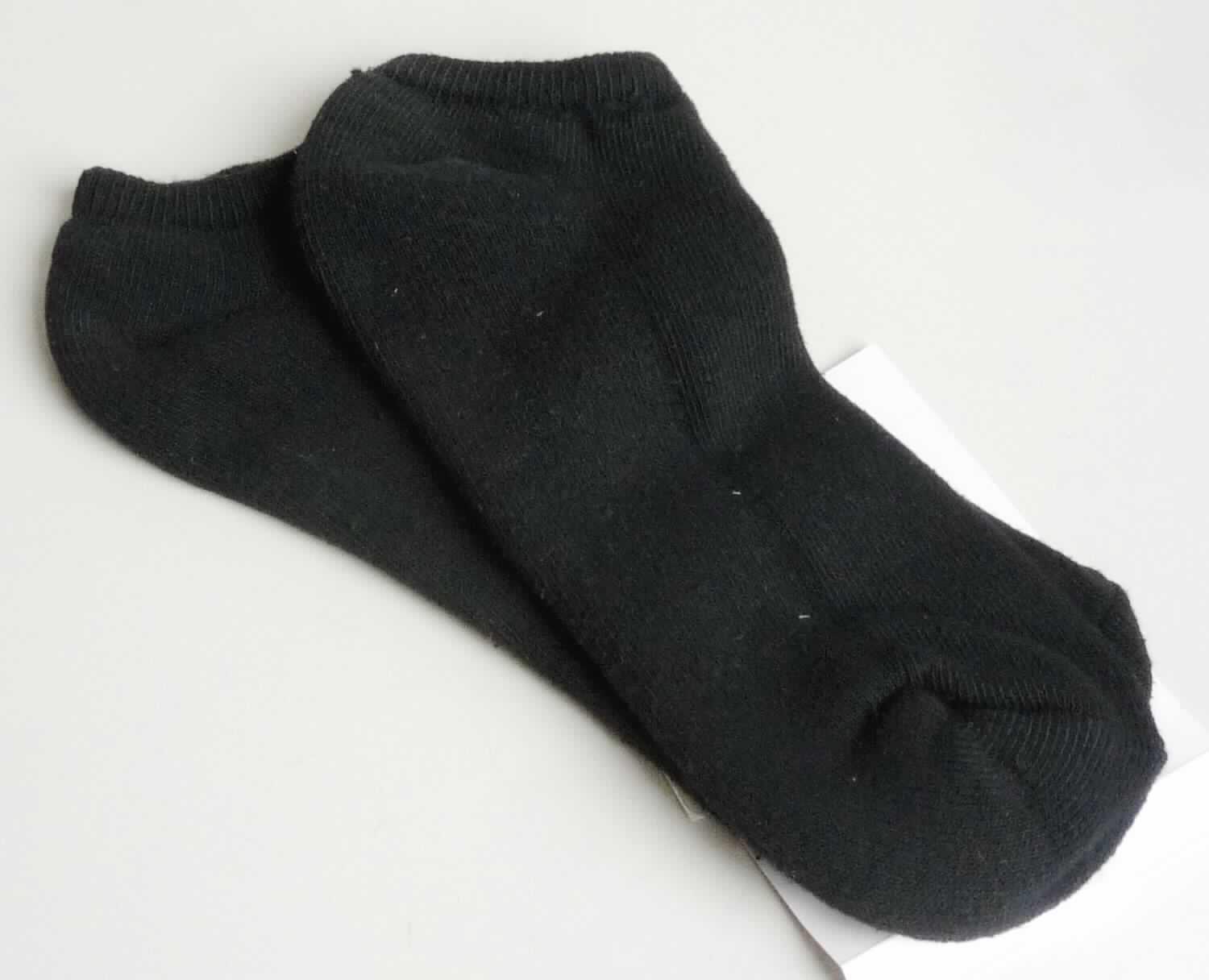 Socken, sog. Strick Socken, Art. RSASKLC, Größe 9-11, Foto siehe Anlage,
- paarweise auf eine bedruckte Pappkarte aufgebracht,
- aus ca. 2,7 mm dicken, einfarbigen Gewirken aus laut Antrag 80 % Baumwolle, 15 % Nylon und 5 % Elasthan 
  (beides synthetische Chemiefasern),
- schlauchförmig abgepasst gewirkt und an den Fußspitzen durch Zusammennähen konfektioniert; mit 
  ausgearbeiteter Ferse, 
- am oberen Rand umgeschlagen und mit einem ca. 1 cm breiten, elastischen Abschluss versehen,
- die Knöchel bedeckend, nicht über die Waden reichend.

"Socken aus Gewirken, aus Baumwolle"
