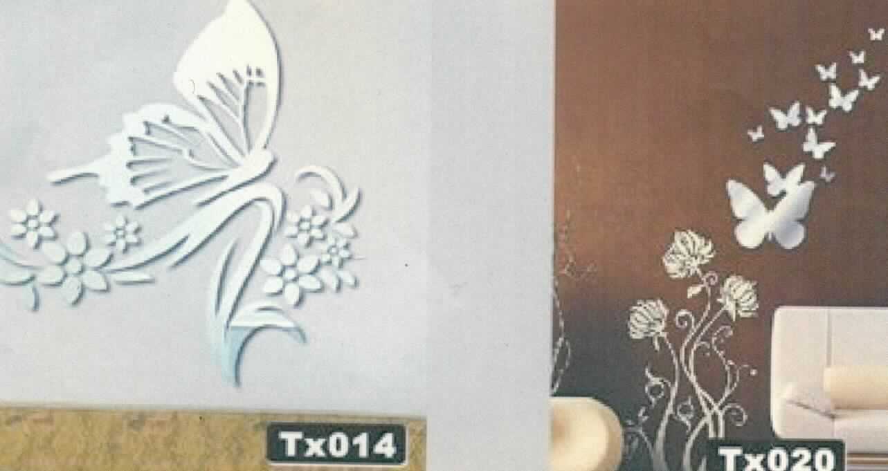 Angaben des Antragstellers:
Es handelt sich um sogenannte Spiegelsticker aus Polystyrol mit einer reflektierenden Oberfläche. Die Sticker sind mit einer Klebeschicht beschichtet und können für Dekozwecke an die Wand geklebt werden. Der Artikel ist ca. 8 mm dick.

Es lag kein Warenmuster vor. Nach den vorliegenden Unterlagen handelt es sich bei der Ware um eine ca. 8 mm dicke, reflektierende, selbstklebende Folie aus Polystyrol in der Form von Schmetterlingen und Blumen.

Befund:
Es handelt sich um ein selbstklebendes Flacherzeugnis aus Kunststoff im Sinne der Unterposition (KN) 3919 9000.