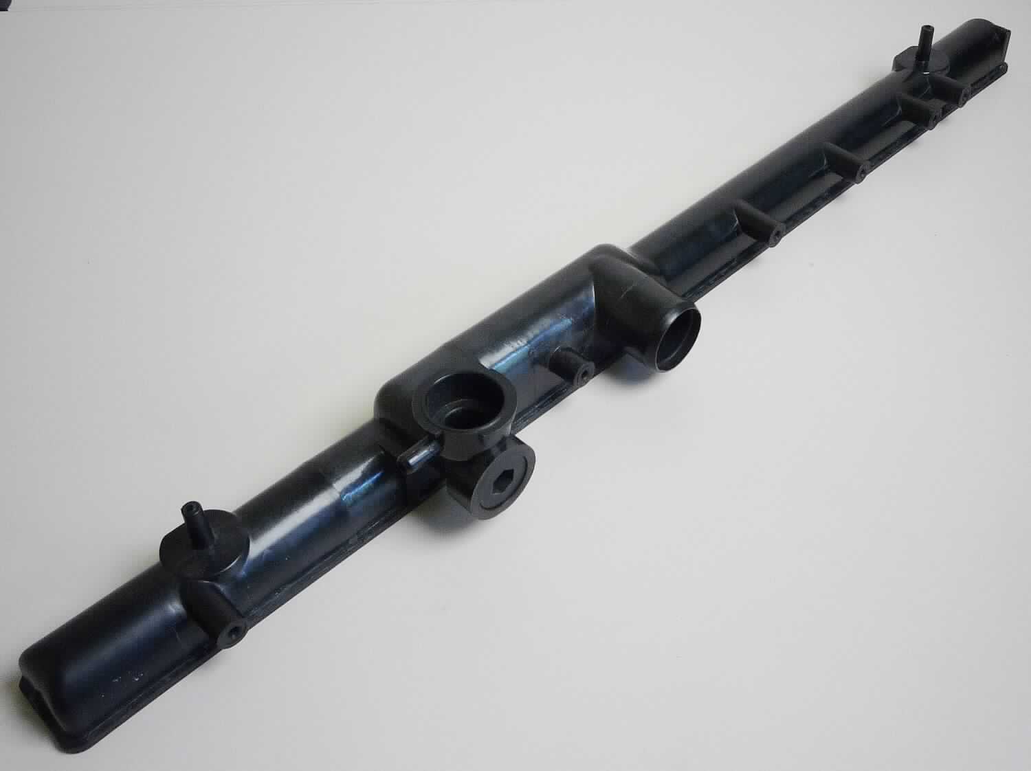 Wasserkasten für Kühler von Kraftfahrzeugen, Foto siehe Anlage,
- ca. 71 cm langes, nahezu halbrundes Erzeugnis aus Kunststoff (PA66-GF30), 
- mit diversen Ein- und Auslassstutzen (in unterschiedlichen Durchmessern) versehen,
- wird im Motorraum von Kraftfahrzeugen am Motorkühler als oberer oder unterer
  Wasserkasten verbaut und dient zur Aufnahme von Kühlmittel aus dem Kühlmittelkreislauf,
- wird mit einem Kühlernetz aus Aluminium (nicht Gegenstand der vZTA), das sich zwischen den
  Wasserkästen befindet, mittels einer Dichtung untrennbar verbunden, sodass keine Flüssigkeit
  auslaufen kann,
- der Kühlmitteleintritt erfolgt über den oberen Wasserkasten; das Kühlmittel durchfließt das
  Kühlernetz und verlässt den Kühler durch den unteren Wasserkasten,
- aufgrund der objektiven Merkmale (u. a. Form und Anschlüsse) erkennbar hauptsächlich für 
  Kraftfahrzeuge des Kapitels 87 bestimmt,
- keine Einreihung in die Codenummer 8708 9135 90 0, da es sich bei der Ware nicht um
  einen vollständigen Kühler handelt.

"Teil für Kraftfahrzeuge der Positionen 8701 bis 8705, Teil eines Kühlers (Wasserkasten), nicht für die industrielle Montage, nicht aus gesenkgeschmiedetem Stahl"
