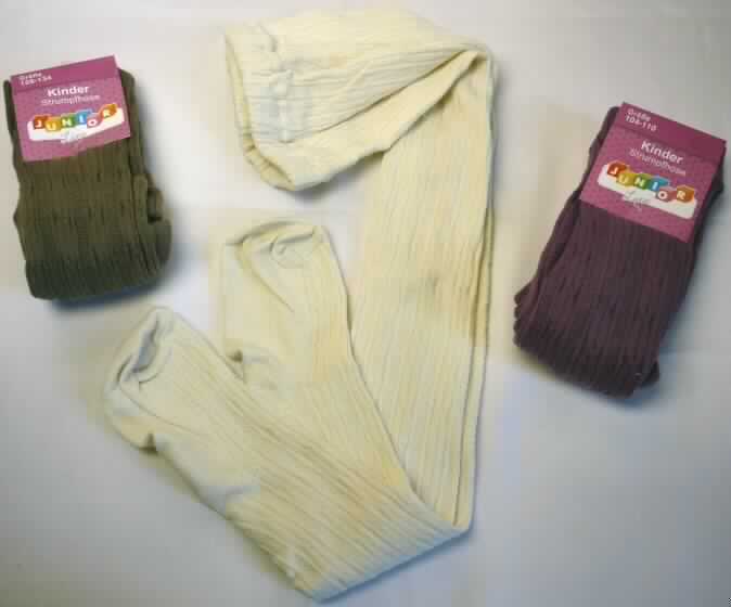 Strumpfhose, sog. Kinder Strumpfhose  junior line, in den Größen 104-110, 116-122 und 128-134, 
Foto siehe Anlage,
- in verschiedenfarbigen Ausführungen,
- aus bis zu 1,5 mm dicken, musterbildend gewirkten, einfarbigen Gewirken aus laut Antrag
  75% Baumwolle, 22% Polyester und 3% Elasthan (beides synthetische Chemiefasern),
- in der Taille abschließend; mit einem 3 cm breiten, elastischen Bund,
- mit Fußteil mit ausgearbeiteter Ferse,
- auf Grund der Konfektionsgröße kein Bekleidungszubehör für Kleinkinder der Position 6111.

"Strumpfhose aus Gewirken, nicht mit degressiver Kompression, aus Baumwolle"