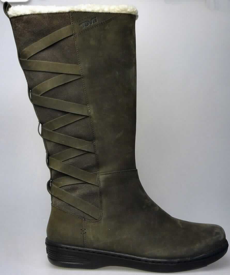 Freizeitstiefel (lt. Antrag: "8910.914 Figueroa WP W's, Freizeitschuh für Frauen", Foto siehe Anlage)
- mit Laufsohlen aus (lt. Antrag) Kunststoff; ohne Hauptsohle aus Holz,
- mit Oberteil (geschlossenes Blatt) aus Leder,
- auf das Oberteil ist ein Hinterriemen aus Leder als Verstärkungsteil aufgesetzt,
- mit Zierriemen im hinteren Schaftbereich,
- mit dickem, wärmendem Innenfutter,
- seitlich mit Reißverschluss,
- ohne Metallschutz in der Vorderkappe,
- den Knöchel und die Wade bedeckend (über die dickste Stelle der Wade hinausreichend),
- mit einer Länge der Innensohle von 24 cm oder mehr,
- für Frauen (u. a. Schnitt, Schaftgestaltung)

"Schuhe mit Laufsohlen aus Kunststoff und Oberteil aus Leder, andere als in den UPos.
 6403 1200 bis 6403 9191 genannt, für Frauen"