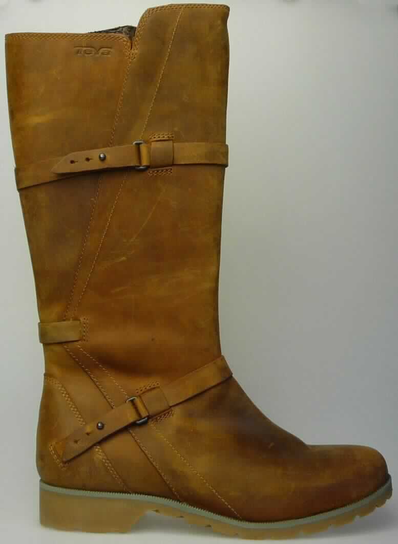 Freizeitstiefel (lt. Antrag: "Dela Vina W's, Freizeitschuhe für Frauen", Foto siehe Anlage)
- mit Laufsohlen aus (lt. Antrag) Kunststoff; ohne Hauptsohle aus Holz,
- mit Oberteil (geschlossenes Blatt) aus Leder,
- mit Zierriemen, teilweise mit Verschlussvorrichtung,
- seitlich mit Reißverschluss,
- ohne Metallschutz in der Vorderkappe,
- den Knöchel und die Wade bedeckend (über die dickste Stelle der Wade hinausreichend),
- mit einer Länge der Innensohle von 24 cm oder mehr,
- für Frauen (u. a. Schnitt, Schaftgestaltung)

"Schuhe mit Laufsohlen aus Kunststoff und Oberteil aus Leder, andere als in den UPos.
 6403 1200 bis 6403 9191 genannt, für Frauen"