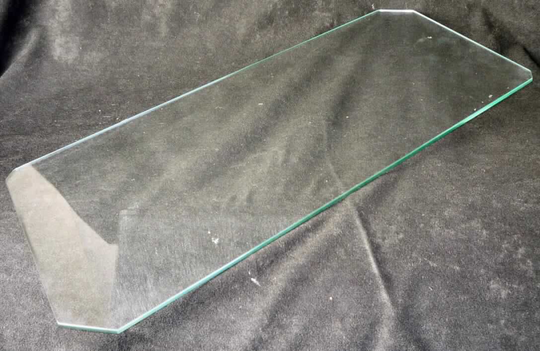 Vorgespanntes Einschichten-Sicherheitsglas, Abbildung siehe Anlage, 
- aus vorgespanntem Einschichten-Sicherheitsglas (ESG), 
- transparentes Glas (Klarglas), 
- mit bearbeiteten Kanten (geschliffen, poliert), 
- mit abgeschrägt gearbeiteten Ecken, 
- rautenförmig, mit den Abmessungen von ca. 52 (L, max.) x 22 (B) x 0,4 (D) cm, 
- zur Verwendung u. a. im Bereich der Möbelindustrie (lt. Antrag).

"Vorgespanntes Einschichten-Sicherheitsglas, anderes als in den Unterpositionen 
 7007 1110 bis 7007 1920 genannte"