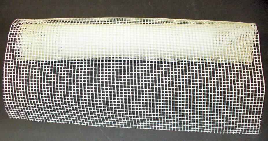 Gewebe aus Glasfasern, sog. Glasfaser Mesh, in zwei Ausführungen, Foto siehe Anlage,
- weißes, undichtes Drehergewebe aus Garnen aus textilen Glasfilamenten (keine Rovings),
- - mit einem Gehalt an Siliciumdioxid (SiO2) von weniger als 60 GHT,
- - mit einem Gehalt an Alkalioxiden (K2O, Na2O) von mehr als 5 GHT,
- offenmaschig, mit einer Zellgröße von ca. 5 x 5 mm bzw. 2,5 x 3 mm,
- mit einem Quadratmetergewicht von 150 Gramm bzw. 125 Gramm (laut Antrag),
- mit Kunststoff getränkt,
- Meterware auf Rollen mit einer Breite von ca. 1,05 Meter,
- zur Verwendung als Armierungsgewebe.

"Ware aus Glasfasern, offenmaschiges Gewebe aus Glasfasern (keine Rovings),
 mit einer Breite von mehr als 30 cm, nicht in Leinwandbindung, mit einer Zelllänge 
 und -breite von mehr als 1,8 mm und mit einem Quadratmetergewicht von mehr 
 als 35 g/m2, keine Glasfaserscheibe"
