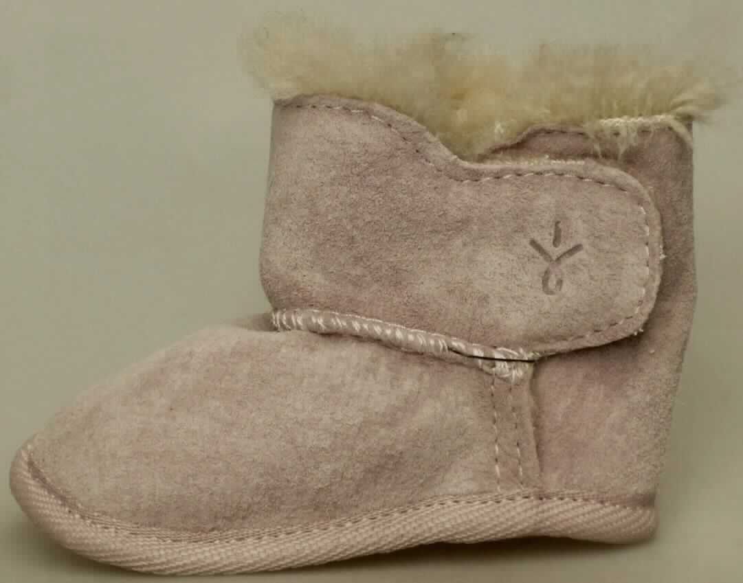 Babyschuhe (lt. Antrag: "Babyschuh, Art. B10310, Baby bootie (Modell 2014)", Foto siehe Anlage)
- mit Laufsohlen aus Leder; ohne Hauptsohle aus Holz,
- mit Oberteil (geschlossenes Blatt) aus Leder,
- mit dickem, wärmendem Innenfutter (Plüschgewirke),
- am Übergang zur Sohle mit einer Randeinfassung aus Spinnstoff,
- mit Klettverschluss,
- ohne Metallschutz in der Vorderkappe,
- den Knöchel, jedoch nicht die Wade bedeckend,
- mit einer Länge der Innensohle von weniger als 24 cm

"Schuhe mit Laufsohlen und Oberteil aus Leder, andere als in den UPos. 6403 1200 bis 6403 5105 genannt, den 
 Knöchel, jedoch nicht die Wade bedeckend, mit einer Länge der Innensohle von weniger als 24 cm"