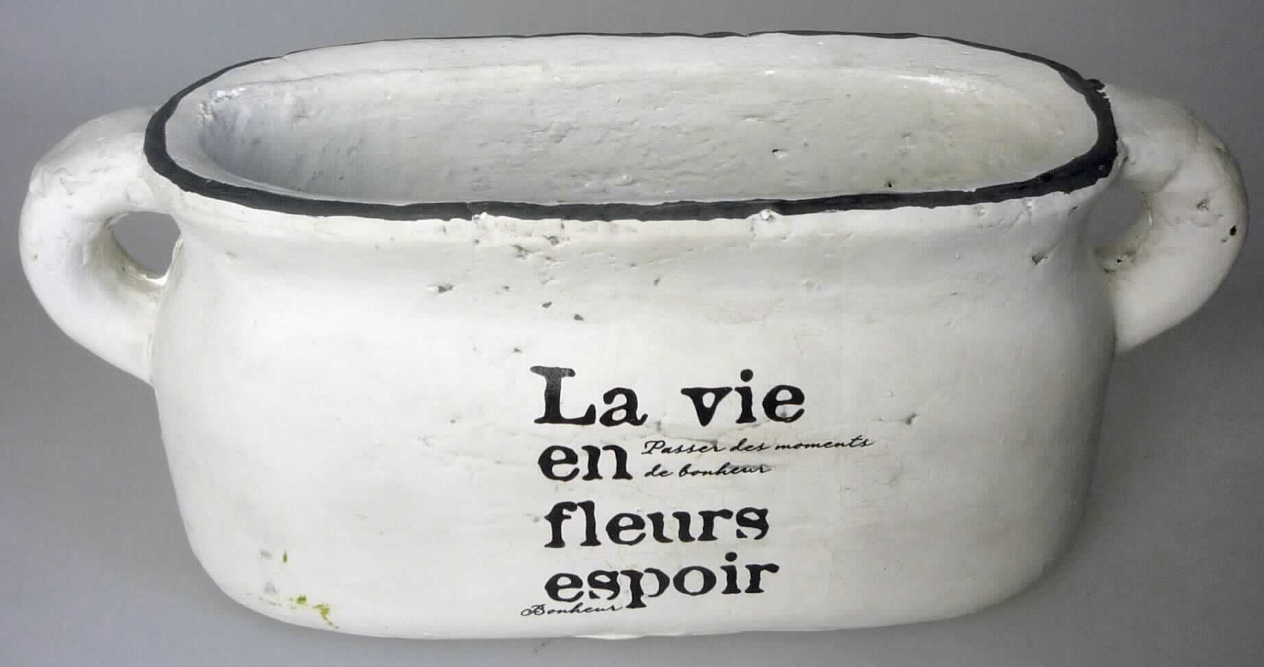Angaben:
Warenbezeichnung: Jardiniere im Antik-Finish, weiß, aus Zement, - Abmessungen: LBH: 23x8x10 cm .

Feststellungen:
Äußere Beschaffenheit des vorgelegten Warenmusters: weiße, länglich geschwungene, innen glasierte Jardiniere mit zwei Henkeln, am oberen Rand mit einer grauen Linie sowie auf der Vorderseite der Aufschrift " La vie en fleurs espoir" verziert, aus einer grauen, mit dunkelgrauen Einschlüssen durchzogenen Masse. Abmessungen (LxBxH): 17,0 x 8,5 x 9,2 cm. Nach dem Ergebnis der Untersuchungen besteht die Jardiniere aus Gips.

Befund:
Zolltariflich handelt es sich bei dem Dekoartikel Jardiniere um Waren aus Gips der Position 6809 des Zolltarifs.