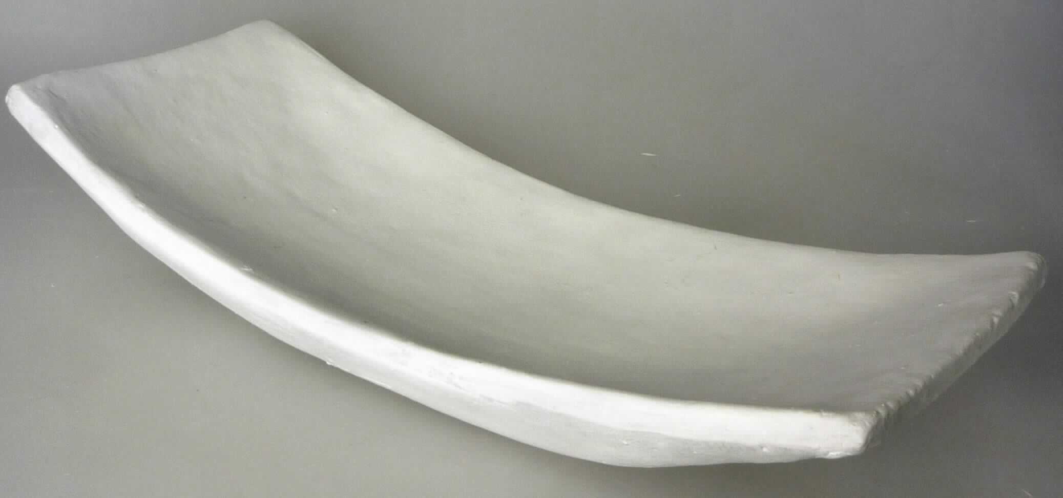 Angaben:
Warenbezeichnung: Deko-Schale, weiß, aus Zement, - Abmessungen: LBH: 34x14,5x7,5 cm .

Feststellungen:
Äußere Beschaffenheit des vorgelegten Warenmusters: weiße, unglasierte, rechteckige, nach oben gewölbte Deko-Schale, aus einer grauen, mit dunkelgrauen Einschlüssen durchzogenen Masse. Abmessungen (LxBxH): 33,7 x 14,3 x 7,1 cm. Nach dem Ergebnis der Untersuchungen besteht die Deko-Schale aus Gips.

Befund:
Zolltariflich handelt es sich bei der Deko-Schale um Waren aus Gips der Position 6809 des Zolltarifs.