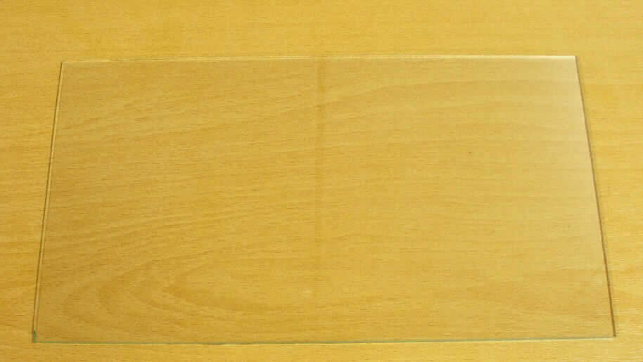 Feuerpoliertes Glas, Abbildung siehe Anlage, 
- als Platte oder Tafel, 
- transparentes, nicht weiter bearbeitetes Glas (Klarglas), 
- nicht mit Drahteinlagen verstärkt, unbeschichtet,
- mit einer Dicke von 3 mm, 
- rechteckig, mit den Abmessungen von ca. 29,5 (L) x 16,5 (B) cm, 
- zur Verwendung u. a. im Bereich des Möbelindustrie (lt. Antrag).

"Feuerpoliertes Glas (float glass), in Platten oder Tafeln, nicht anders be- 
 arbeitet, nicht mit Drahteinlagen oder dergleichen verstärkt, unbeschichtet, 
 durchsichtig, mit einer Dicke von 3,5 mm oder weniger"