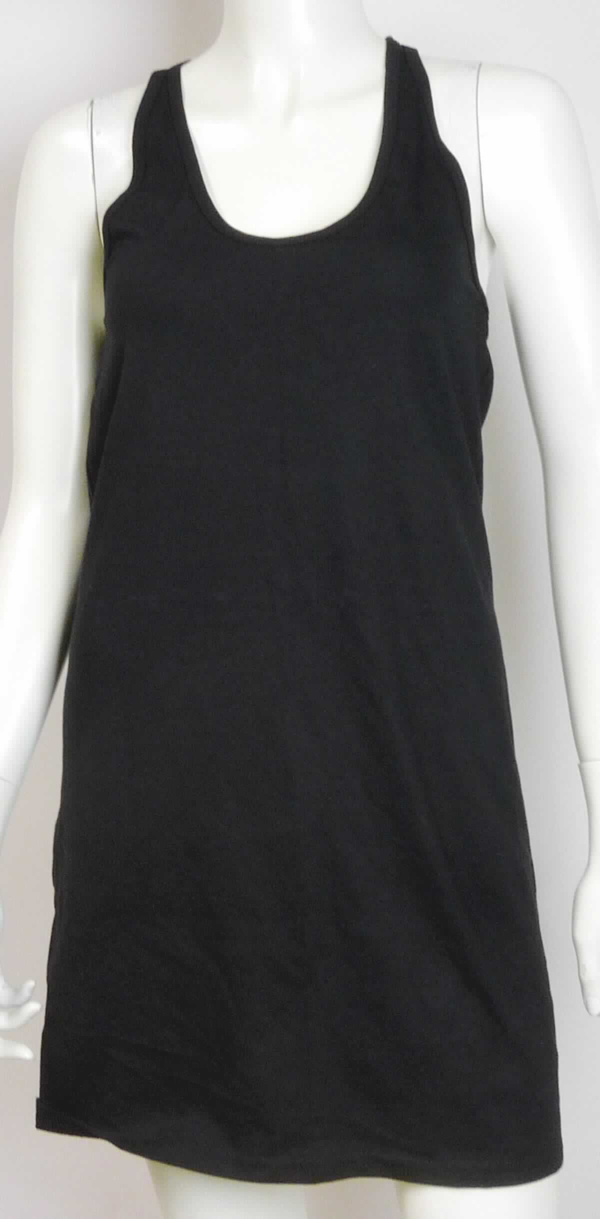 Kleid, sog. Strickkleid, Art. 2335, Größe S, Foto siehe Anlage,
- aus ca. 0,5 mm dicken, einfarbigen Gewirken aus laut Antrag 100 % Baumwolle,
- über den Schritt reichend (Rückenlänge: ca. 84 cm),
- mit einem runden Halsausschnitt,
- mit Schulterträgern; im Rückenteil in der Art eines Ringershirts gearbeitet,
- ohne Öffnung und ohne Verschluss,
- am unteren Rand durch Umschlagen und Festnähen gesäumt,
- kann aufgrund der Länge ohne ein weiteres, den Unterkörper bedeckendes Kleidungsstück getragen werden.

"Kleid, aus Gewirken, für Frauen, aus Baumwolle"