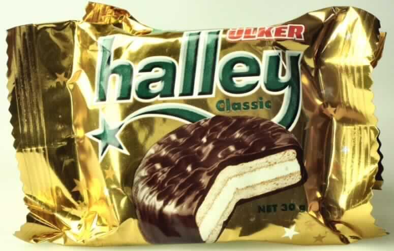 Schoko-Sandwich-Keks

Ein Warenmuster in Originalumschließung und vertrauliche Angaben zur Zusammensetzung lagen vor. 

Bunt bedruckte Schlauchfolienbeutel, jeweils 5 Beutel sind mit bunt bedruckter Klebefolie zu einer Ver-
kaufseinheit verbunden; der Aufdruck enthält Angaben zum Erzeugnis (Sandwichkeks mit Marshmallow 
überzogen mit Milchschokolade; 5 x 30 g = 150 g) und zu den Zutaten (siehe Feld 8).
Runde Doppelkekse (Durchmesser ca. 6,5 cm) mit weißer Marshmallowfüllung, ganz mit Milchschoko-
lade überzogen; nach gesüßtem Keks, Marshmallowcreme und Milchschokolade schmeckend. 

Wassergehalt (Keksanteil): 12 GHT oder weniger (kann aufgrund der Konsistenz unterstellt werden)
Fett (Keksanteil): 35 GHT oder weniger (kann aufgrund der Zutaten unterstellt werden)
Stärke/Glucose*: 25 bis weniger als 50 GHT
Saccharose/ Invertzucker/Isoglucose*: 30 bis weniger als 50 GHT
Milchfett**: weniger als 1,5 GHT
Milchprotein**: weniger als 2,5 GHT 

* : festgestellt gemäß VO (EG) 900/2008; VO (EU) 118/2010
**: laut Antragsangaben 

Backware, kakaohaltig, gesüßte Kekse, ganz mit Schokolade oder kakaohaltigen Überzugsmassen 
überzogen, in unmittelbaren Umschließungen mit einem Gewicht des Inhalts von 85g oder weniger