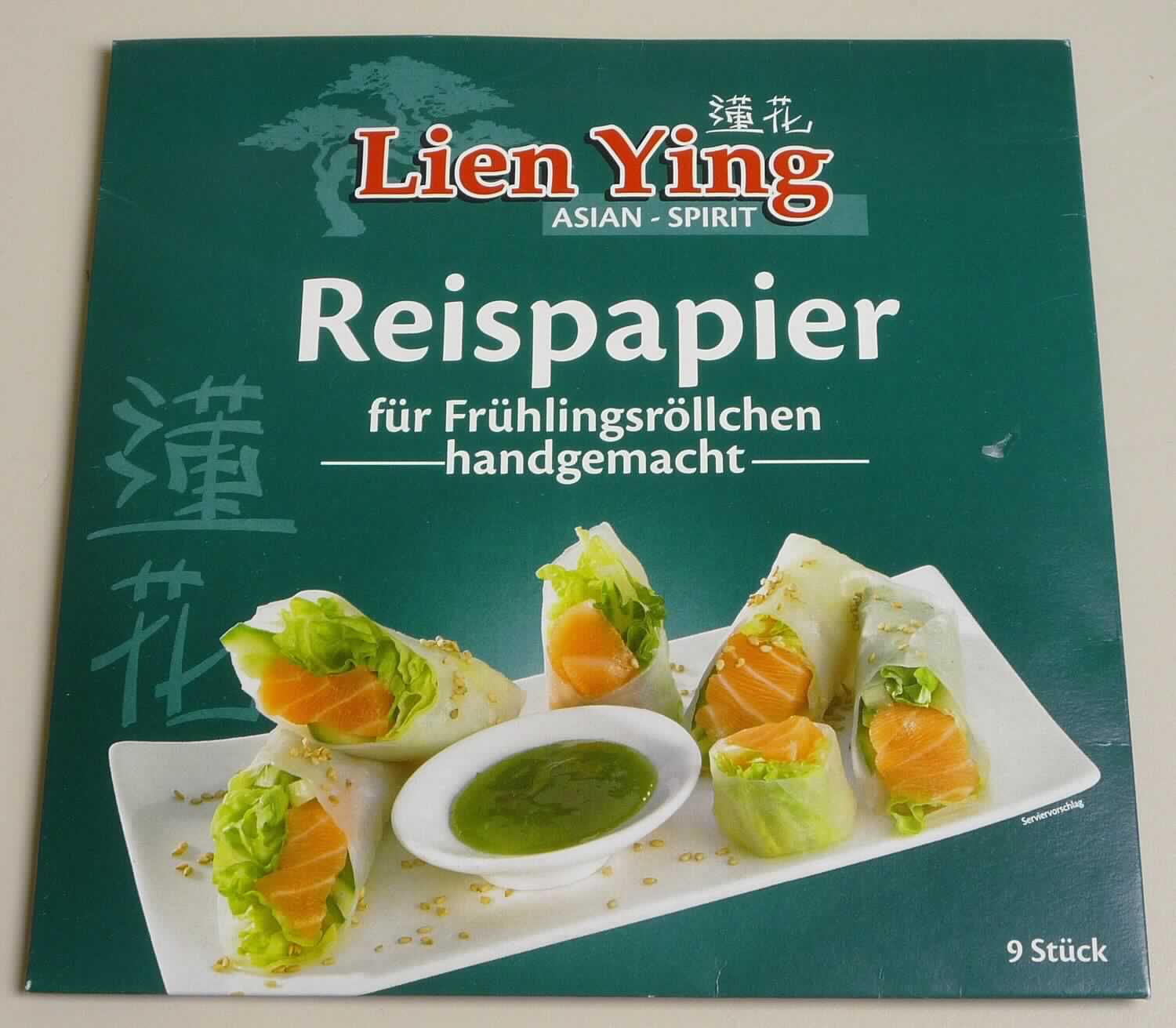 Reispapier

Neuerteilung  von vZTA DE M/4707/09-1 wegen Fristablauf

Antragsangaben:
Reispapier für Frühlingsröllchen (handgemacht) für den Endverbraucher in 50 g Packungen
Zutaten: Reismehl, Wasser, Speisesalz
Herkunftsland: Thailand

Beschaffenheit des vorgelegten Warenmusters:
Bunt bedruckter Originalfaltkarton; der Aufdruck enthält Angaben zum Erzeugnis (Reispapier für Frühlingsrollen; 
50 g), zu den Zutaten (Reismehl, Wasser, Speisesalz) und zur Zubereitung (einzeln unter fließendem Wasser 
befeuchten und auf nassen Küchenhandtüchern ausbreiten);
darin in Folie eingeschweißte, gelblich-weiße, transparente, runde, spröde, getrocknete Teigblätter mit Gitternetz-
prägung, nach Art von Oblaten; Durchmesser ca. 16 cm;
Geschmack salzig, nach Stärketeig, nicht fettig

Getrocknete Teigblätter aus Mehl oder Stärke
