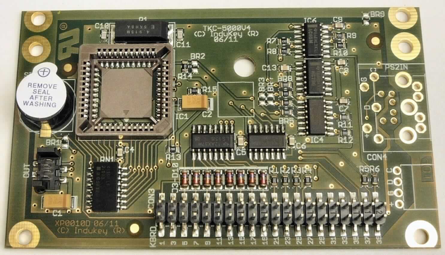 Elektronische Baugruppe ( Decoder und Controller) für eine Matrixtastatur aus einer gedruckten Schaltung mit aktiven und passiven Bauelementen bestückt (Abmessungen: 98x58x12 mm) zur Kontrolle und Weiterleitung von Tastenbefehlen an eine automatische Datenverarbeitungsmaschine über PS/2 Schnittstellen, erkennbar hauptsächlich für den Einbau in eine PC-Tastatur bestimmt.

Die Ware wird als "Teil, erkennbar hauptsächlich für Maschinen der Position 8471 bestimmt, zusammengesetzte elektronische Schaltung (Baugruppe)" eingereiht.

Anlage: 1 Abbildung