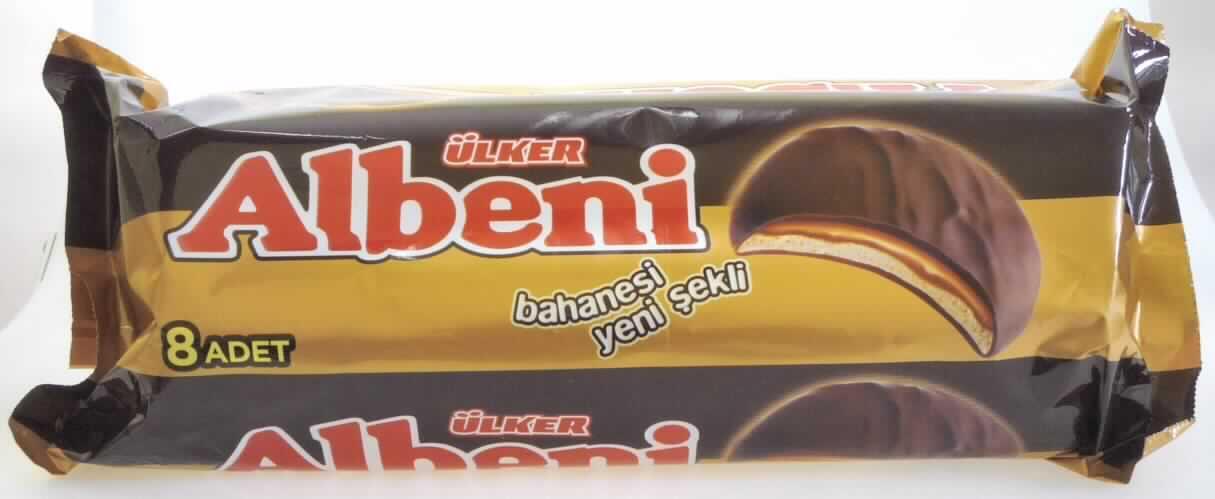 Kekse mit Karamell und Schokoladenüberzug

Ein Warenmuster in Originalverpackung wurde vorgelegt; vertrauliche Angaben zur Zusammensetzung (s. Feld 8) 
wurden im Rahmen der Erteilung von vZTA DE M/5466/09-1 mitgeteilt. Die Zusammensetzung hat sich nicht ge-
ändert. Die Neuerteilung erfolgt wegen Änderung der Untersuchungsmethode (VO (EU) Nr. 118/2010).

Bunt bedruckter Schlauchfolienbeutel mit Angaben zum Produkt (Milk Chocolate Coated Bar with Caramel and 
Biscuit, 8 x 43 g) und zu den Zutaten; darin runde, hellbraune Kekse (Durchmesser ca. 7 cm, Höhe: ca. 1,5 cm) 
mit Karamellmasse auf der Oberseite und vollständig mit Schokolade überzogen; 
Geschmack: nach süßem Gebäck, Schokolade und Karamell. 

Wassergehalt im Keksanteil*: 12 GHT oder weniger
Fettgehalt im Keksanteil*: 35 GHT oder weniger 
Stärke/Glucose**: 5 bis weniger als 25 GHT
Saccharose/Invertzucker/Isoglucose***: 30 bis weniger als 50 GHT
Milchfett*: 1,5 bis weniger als 3 GHT
Milchprotein*: 2,5 bis weniger als 6 GHT

*  : lt. Rezepturangaben
** : festgestellt gemäß VO (EG) Nr. 900/2008, VO (EG) Nr. 118/2010
***: festgestellt gemäß VO (EG) Nr. 900/2008

Backware, kakaohaltig, Kekse gesüßt, ganz mit Schokolade überzogen, in Umschließungen mit einem Gewicht 
des Inhalts von mehr als 85 g