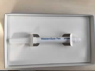 Bei dem Erzeugnis handelt es sich um einen Stift aus Kunststoff mit poröser Spitze und einer Verschlusskappe über der Spitze. Der ca. 14 cm lange Stift enthält eine spezielle Tinte, mit der bestimmte chemische Reaktionen sichtbar gemacht werden können. Er dient zum Markieren bestimmter Proteinbanden.


Der in einer Pappschachtel verpacke Stift wird als "Markierstift mit poröser Spitze" eingereiht.