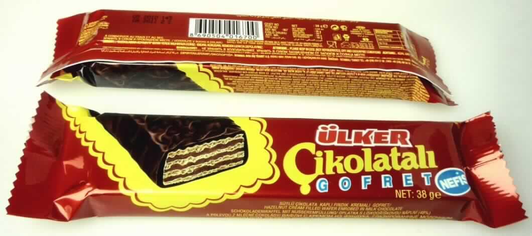 Waffelriegel mit Schokoladenüberzug

Ein Warenmuster in Originalverpackung wurde vorgelgt; vertrauliche Angaben zur Zusammensetzung (s. Feld 8) 
wurden im Rahmen der Erteilung von VZTA DE M/5139/05-1 mitgeteilt. Die Zusammensetzung hat sich nicht ge-
ändert. Die Neuerteilung erfolgt wegen Änderung der Untersuchungsmethode (VO (EU) Nr. 118/2010).


Bunt bedruckter Schlauchfolienbeutel mit Angaben zum Produkt (Schokoladenwaffel mit Nusscremefüllung) und 
zu den Zutaten; darin ein Riegel (ca. 13 cm x 3,5 cm x 1,5 cm) aus mehreren Schichten Waffel mit Cremefüllung, 
vollständig umhüllt mit Milchschokolade; 
Geschmack: süß, nach Waffelgebäck, Schokolade und Haselnuss.

Wassergehalt*: 10 GHT oder weniger
Stärke/Glucose**: 5 bis weniger als 25 GHT
Saccharose/Invertzucker/Isoglucose***: 30 bis weniger als 50 GHT
Milchfett*: weniger als 1,5 GHT
Milchprotein*: weniger als 2,5 GHT

*  : lt. Rezepturangaben
** : festgestellt gemäß VO (EG) Nr. 900/2008, VO (EU) Nr. 118/2010
***: festgestellt gemäß VO (EG) Nr. 900/2008

Backware, gesüßte Waffel mit einem Wassergehalt von 10 GHT oder weniger, ganz mit Schokolade bedeckt, 
in unmittelbaren Umschließungen mit einem Gewicht des Inhalts von 85 g oder weniger