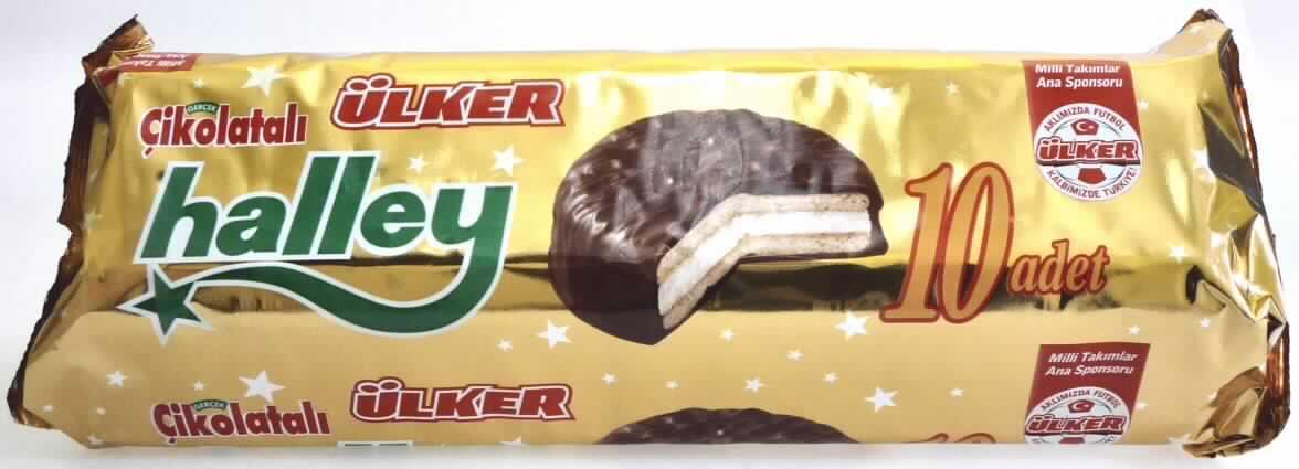 Doppelkeks mit Schokoladenüberzug

Ein Warenmuster in Originalverpackung wurde vorgelegt; vertrauliche Angaben zur Zusammensetzung 
(s. Feld 8) wurden im Rahmen der Erteilung von vZTA DE M/5471/06-1 mitgeteilt. Die Zusammensetzung 
hat sich nicht geändert. Die Neuerteilung erfolgt wegen Änderung der Untersuchungsmethode 
(VO (EU) Nr. 118/2010).

Bunt bedruckter Schlauchfolienbeutel mit Angaben zum Produkt (Sandwichkeks gefüllt mit Schaumzucker 
und umhüllt von Milchschokolade, 300 g) und zu den Zutaten; darin runde, hellbraune Doppelkekse 
(Durchmesser: ca. 6,5 cm) mit weißer, schaumiger Füllung und vollständig mit Schokolade überzogen; 
Geschmack: nach süßem Gebäck, Schokolade und Vanille. 

Wassergehalt im Keksanteil*: 12 GHT oder weniger
Fettgehalt im Keksanteil*: 35 GHT oder weniger 
Stärke/Glucose**: 25 bis weniger als 50 GHT
Saccharose/Invertzucker/Isoglucose***: 5 bis weniger als 30 GHT
Milchfett****: weniger als 1,5 GHT
Milchprotein****: weniger als 2,5 GHT

*  : abgeleitet aus den Rezepturangaben
** : festgestellt gemäß VO (EG) Nr. 900/2008, VO (EG) Nr. 118/2010
***: festgestellt gemäß VO (EG) Nr. 900/2008
****: lt. Rezepturangaben

Backware, kakaohaltig, Kekse gesüßt, ganz mit Schokolade überzogen, in Umschließungen mit einem 
Gewicht des Inhalts von mehr als 85 g