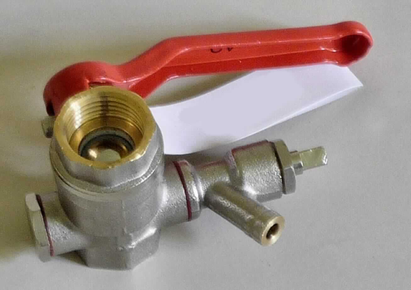 Bei der Ware handelt es sich um einen handbetätigter Kugelhahn (Art.Nr.: T571451), bestehend aus einem zylindrischen Messing-Grundkörper mit beidseitigen 1/2"-Innengewindeanschlüssen, einem integrierten kugelförmigen Verschlusskörper, einem rot lackierten Handhebel als Betätigungselement und einem seitlich angebrachten Entleerungsventil, zum Einbau in Rohrleitungen als Absperrhahn.

Die Ware ist als "Armatur für Rohrleitungen, nicht von Unterpos. 8481 10 bis 8481 8081 30 0 erfasst, Kugelhahn" einzureihen.
