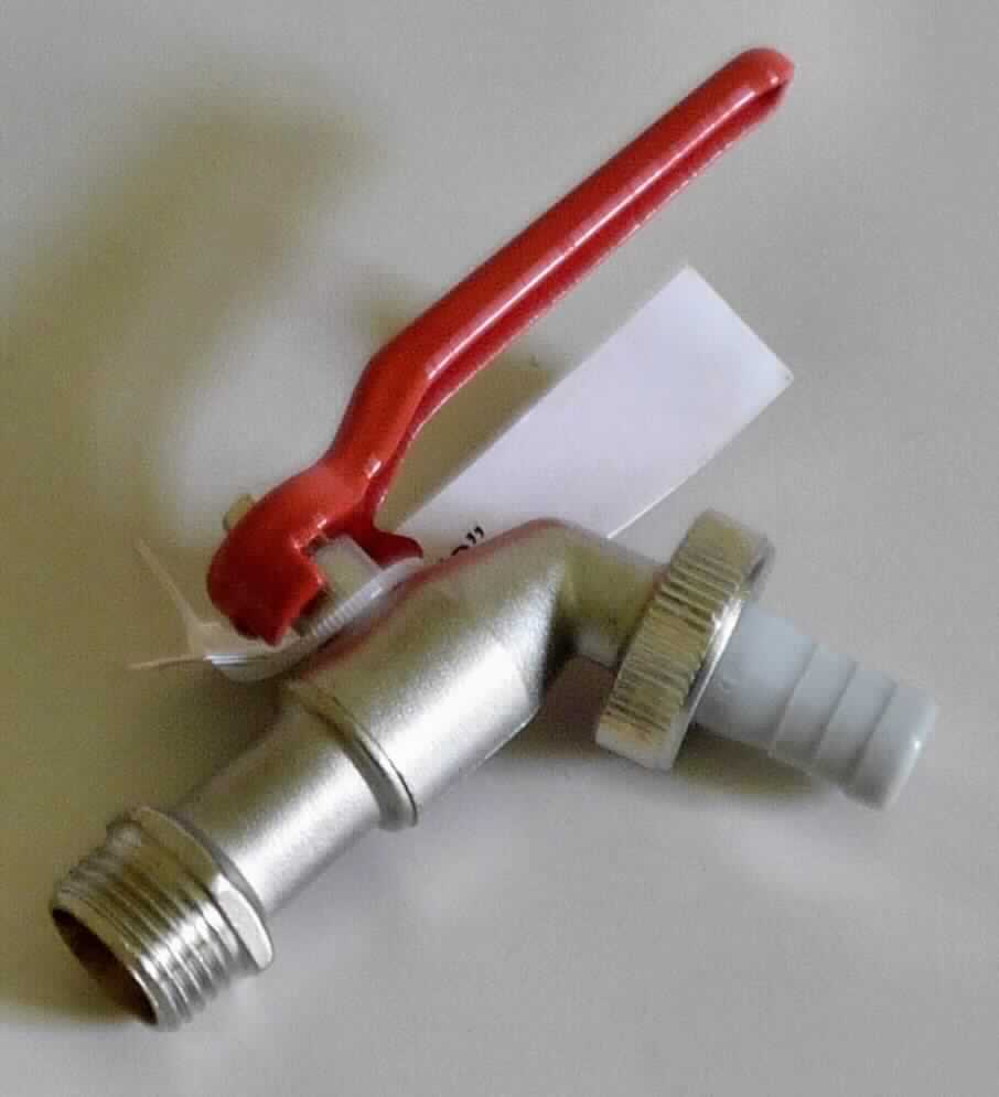 Bei der Ware handelt es sich um einen handbetätigten Kugelhahn (Art.Nr.: T300801), bestehend aus einem verchromten Messing-Grundkörper, auf einer Seite mit einem 1/2"-Innengewindeanschluss und auf der anderen Seite mit einem Außengewinde und einem Schlauchadapter versehen, einem integrierten kugelförmigen Verschlusskörper und einem rot lackierten Handhebel als Betätigungselement, zum Einbau in Rohr- oder Schlauchleitungen als Absperrhahn.

Die Ware ist als "Armatur für Rohr- oder Schlauchleitungen, nicht von Unterpos. 8481 10 bis 8481 8081 30 0 erfasst, Kugelhahn" einzureihen.