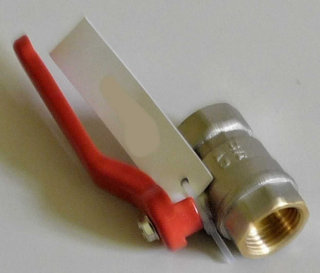Bei der Ware handelt es sich um einen handbetätigten Kugelhahn (Art.Nr.: T571441), bestehend aus einem verchromten Messing-Grundkörper mit beidseitigen 1/2"-Innengewindeanschlüssen, einem integrierten kugelförmigen Verschlusskörper und einem rot lackierten Handhebel als Betätigungselement, zum Einbau in Rohrleitungen als Absperrhahn.

Die Ware ist als "Armatur für Rohrleitungen, nicht von Unterpos. 8481 10 bis 8481 8081 30 0 erfasst, Kugelhahn" einzureihen.