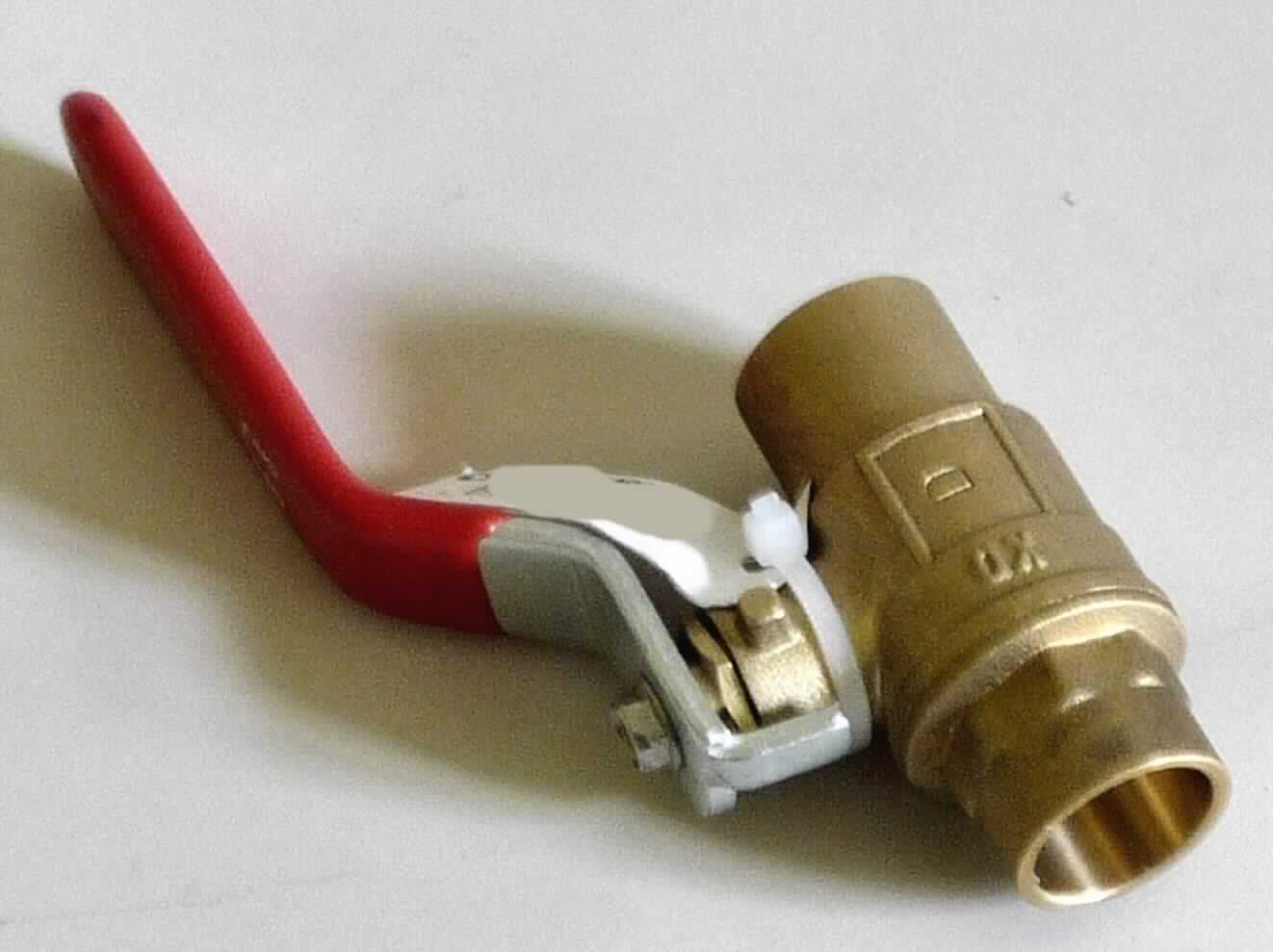 Bei der Ware handelt es sich um einen handbetätigten Kugelhahn (Art.Nr.: T594008), bestehend aus einem  Messing-Grundkörper mit beidseitigen im Durchmesser 18 mm großen Austritten, einem integrierten kugelförmigen Verschlusskörper und einem rot lackierten Handhebel als Betätigungselement, zum Einbau in Rohr- oder Schlauchleitungen als Absperrhahn.

Die Ware ist als "Armatur für Rohr- oder Schlauchleitungen, nicht von Unterpos. 8481 10 bis 8481 8081 30 0 erfasst, Kugelhahn" einzureihen.
