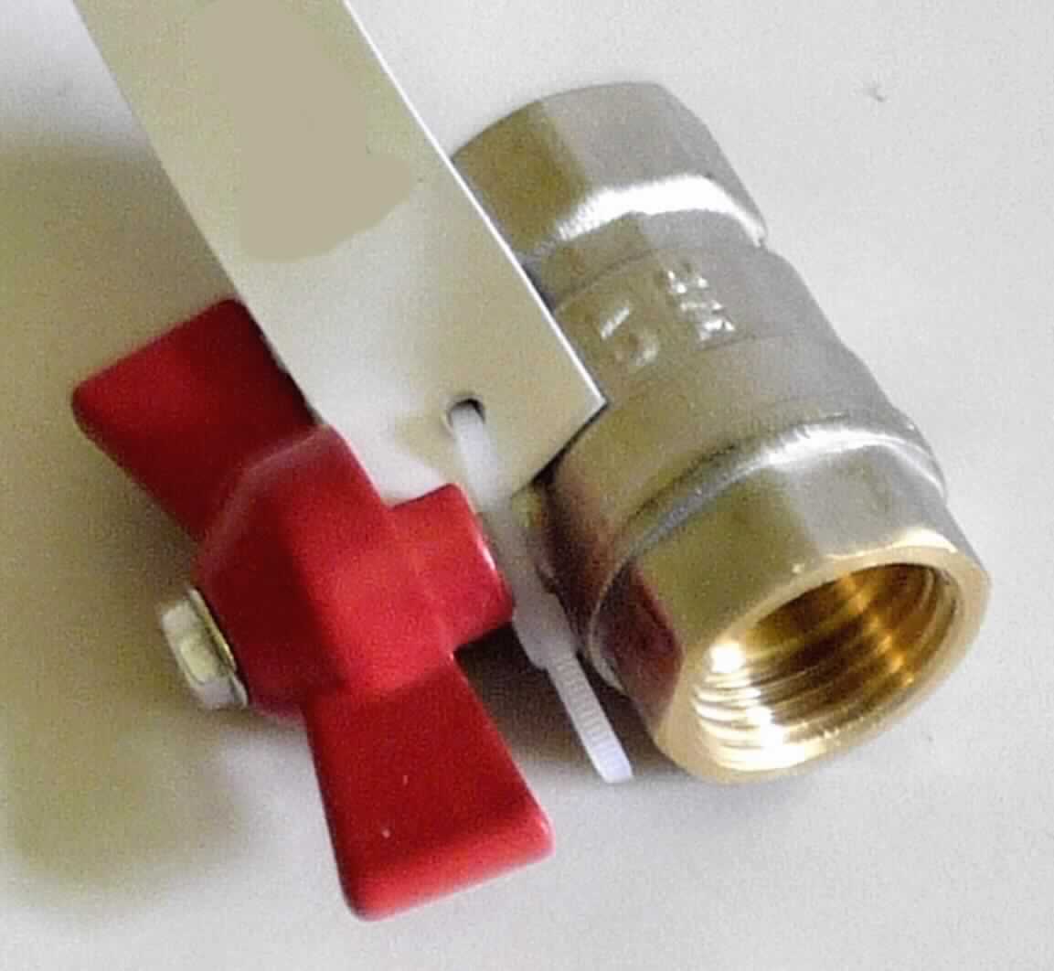 Bei der Ware handelt es sich um einen handbetätigten Kugelhahn (Art.Nr.: T594104), bestehend aus einem vernickelten Messing-Grundkörper mit beidseitigen 1/2"-Innengewindeanschlüssen, einem integrierten kugelförmigen Verschlusskörper und einem rot lackierten Handhebel in Form eines Flügelgriffs als Betätigungselement, zum Einbau in Rohrleitungen als Absperrhahn.

Die Ware ist als "Armatur für Rohrleitungen, nicht von Unterpos. 8481 10 bis 8481 8081 30 0 erfasst, Kugelhahn" einzureihen.