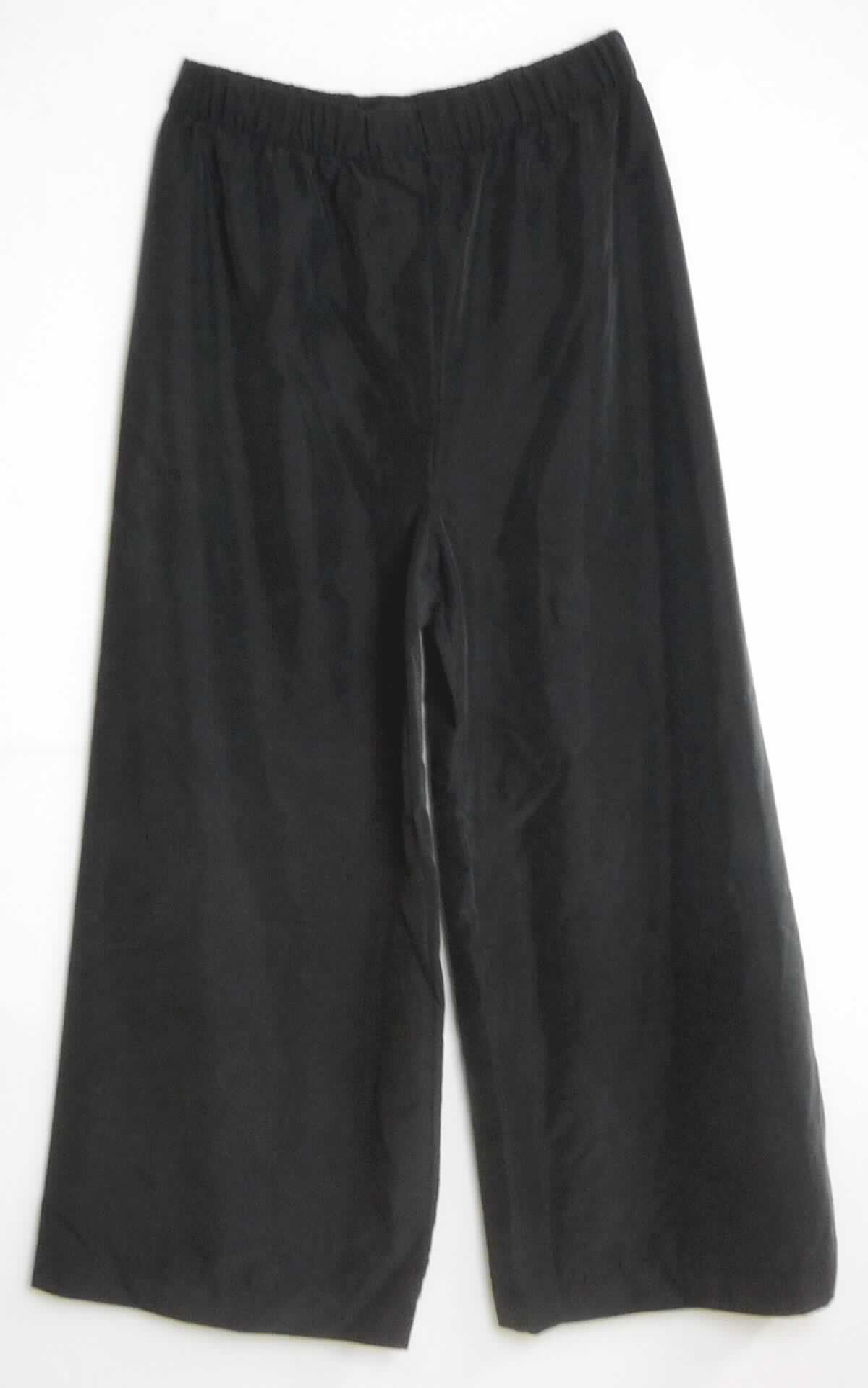 Lange Hose, Art. RSAMOS3126, Größe L, Foto siehe Anlage,
- aus ca. 0,2 mm dicken, einfarbigen Geweben aus laut Antrag 72 % Modal (künstliche Chemiefasern) und 
  28 % Polyester (synthetische Chemiefasern),
- in der Taille abschließend; mit einem ca. 4 cm breiten, elastischen Taillenbund, 
- ohne Öffnung und ohne Verschluss, 
- ohne Hinweise auf den Trägerkreis (unisex),
- mit knöchellangen Hosenbeinen, 
- an den Beinabschlüssen durch Umschlagen und Festnähen gesäumt,
- keine Arbeits- und Berufskleidung.

"Lange Hose, aus Geweben, für Frauen, aus künstlichen Chemiefasern, keine Arbeits- und Berufskleidung, 
 nicht nach dem Batik-Verfahren handbedruckt"