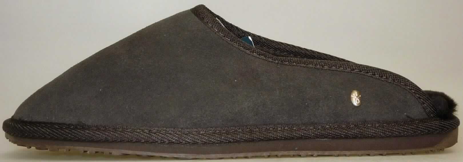 Pantoffeln (lt. Antrag: "Hausschuh für Männer, Art. M10012, Buckingham (Modell 2014)", Foto siehe Anlage)
- mit Laufsohlen aus Kautschuk; ohne Hauptsohle aus Holz,
- mit Oberteil (geschlossenes Blatt) aus Leder,
- mit dickem, wärmendem Innenfutter (Pelzfell),
- an der Einschlupföffnung mit einer Randeinfassung aus Spinnstoff verstärkt,
- ohne Metallschutz in der Vorderkappe,
- den Knöchel nicht bedeckend,
- kennzeichnen sich aufgrund des äußeren Erscheinungsbildes und der Ausstattung als
  Schuhe für den häuslichen Wohnbereich

"Pantoffeln mit Laufsohlen aus Kautschuk und Oberteil aus Leder, andere als in den 
 UPos. 6403 1200 bis 6403 9938 genannt"