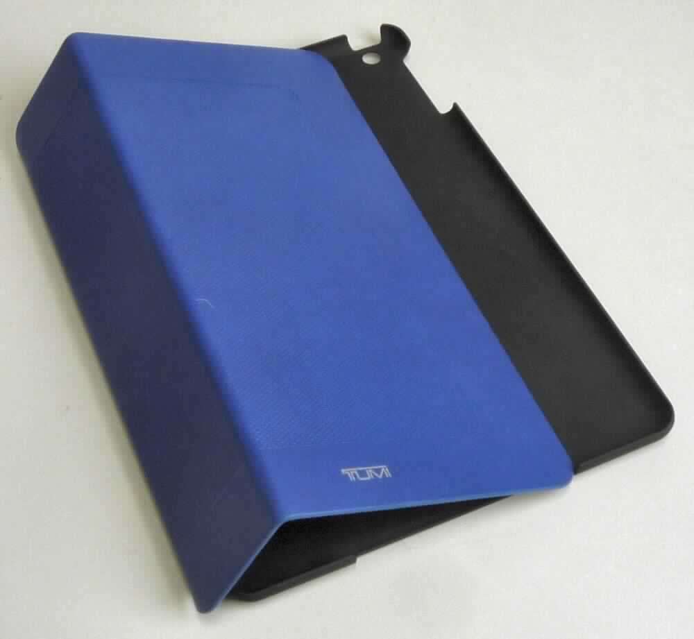 Etuiähnliches Behältnis, sog. Tumi Leather Snap Case for I-Pad Air, Art.-Nr. 014254ATL, Abbildung siehe Anlage, 
- mit einer flächenmäßig überwiegenden, charakterbestimmenden Außenseite aus Leder (Deckel) und formge- 
  preßtem Kunststoff (Kunststoffschale),  
- die Schale aus formgepreßtem Kunststoff ist passgenau zur Aufnahme eines Tablet-PC gestaltet, 
- rechteckig, mit den Abmessungen von ca. 24,5 (L) x 17,6 (B) x 1,5 (T) cm, 
- ohne Verschluss, 
- zur Bedienung des IPads mit mehreren Öffnungen versehen, innen einseitig gefüttert, 
- dient dem Transport und der Aufbewahrung eines Tablet-Computers und kann zusätzlich aufgeklappt als Aufstell- 
  vorrichtung genutzt werden, 
- keine Hinweise auf Handarbeit, 
- verpackt in einer handelsüblichen Verkaufsumschließung. 

"Etuiähnliches Behältnis, anderes als in den Unterpositionen 4202 1110 bis 4202 3900 genannte, mit Außenseite 
 aus Leder, anderes als in der Unterposition 4202 9110 genannte, nicht handgearbeitet"