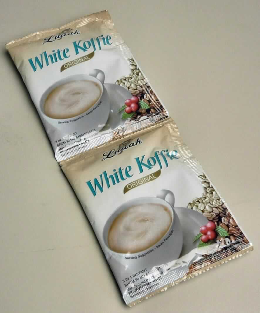 Instant-Kaffeezubereitung

Beschaffenheit des vorgelegten Warenmusters:
Zwei an der Schmalseite verbundene Portionstütchen (ca. 11 cm x 8,5 cm) aus hellbraun-weißer, buntbedruckter Folie; darauf aufgedruckt die Warenbezeichnung sowie Angaben in englischer Sprache u.a. zu den Zutaten (Zucker, Kaffeeweißer, Instant-Kaffee), zur Zubereitung (Beutelinhalt in einer Kaffeetasse mit 180 ml kochendem Wasser übergießen, umrühren) und zum Nettogewicht (20 g).
Inhalt: Mischung aus einem feinen, weißen Pulver, einem feinen, braunen Pulver und farblosen Kristallen; Geruch nach geröstetem Kaffee; Geschmack süß, bitter nach geröstetem Kaffee, leichte milchige Note; anleitungsgemäße Zubereitung ergibt ein gesüßtes Kaffeegetränk.

Saccharose: mehr als 5 GHT

Zubereitung auf der Grundlage von Auszügen aus Kaffee, mehr als 5 GHT Saccharose enthaltend