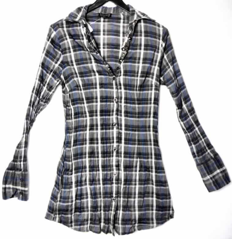Jacke für Frauen, sog. Blusenkleid Karo, SAN Nr. 600994, Größe 38, Foto siehe Anlage
- aus 0,4 mm dicken, buntgewebten (karierten) Geweben aus laut Antrag 100% Baumwolle,
- ungefüttert,
- über den Schritt reichend (Rückenlänge in getragenem Zustand: 80 cm), 
- mit einem Umlegekragen und einem V-Ausschnitt, an den Rändern mit Nieten aus unedlen 
  Metallen verziert,
- vorn mit einer durchgehenden Öffnung mit einem Knopfverschluss von rechts über links
  (Frauenkleidung), der letzte Knopf befindet sich 13 cm oberhalb des unteren Randes, das
  Kleidungsstück kann somit trotz der Länge nicht ohne ein weiteres, den Unterkörper 
  bedeckendes Kleidungsstück (Rock/Hose) getragen werden (somit kein Kleid),
- mit langen Ärmeln mit manschettenartigen Abschlüssen,
- mit zwei seitlich eingesetzten Taschen unterhalb der Taille (somit keine Hemdbluse der
  Position 6206),
- am unteren, leicht abgerundet gearbeiteten Rand durch Umschlagen und Festnähen gesäumt,
- wird aufgrund der Ausstattung und des Materials üblicherweise nicht über jeder anderen 
  Kleidung getragen (somit keine Kleidung der Position 6202).

"Jacke, aus Geweben, für Frauen, aus Baumwolle, andere als Arbeits- und Berufskleidung, 
 nicht nach dem Batik-Verfahren handbedruckt"