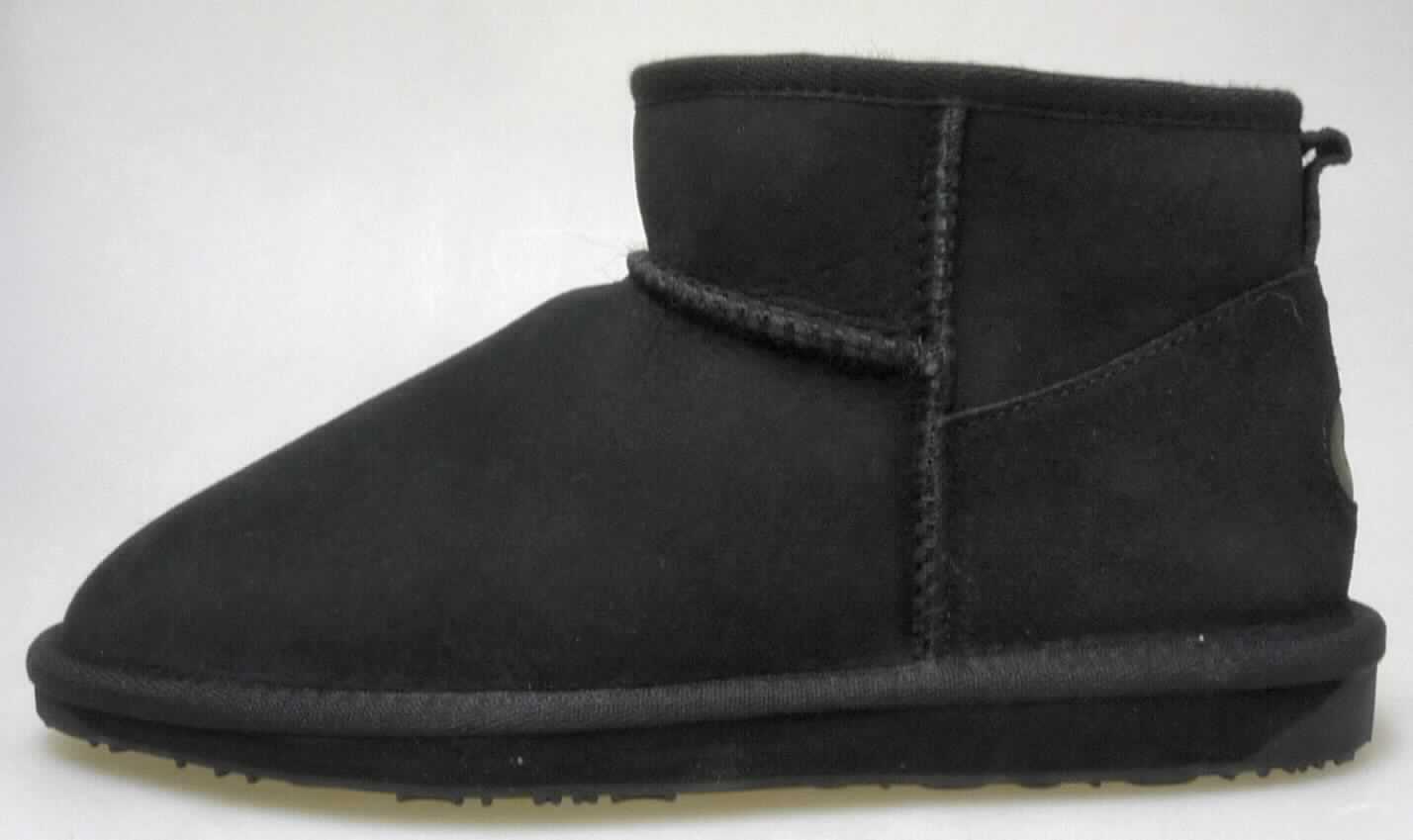 Stiefel (lt. Antrag: "Frauenschuh, Art. W10937, Stinger Micro", Foto siehe Anlage) 
- mit Laufsohlen aus Kautschuk,
- mit Oberteil aus Pelzfell,
- auf das Oberteil ist eine Hinterkappe aus Leder als Verstärkungsteil aufgesetzt,
- an der Einschlupföffnung und am Übergang zur Sohle mit einer Randeinfassung aus Spinnstoff verstärkt

"Schuhe mit Laufsohlen aus Kunststoff und Oberteil aus Pelzfell"