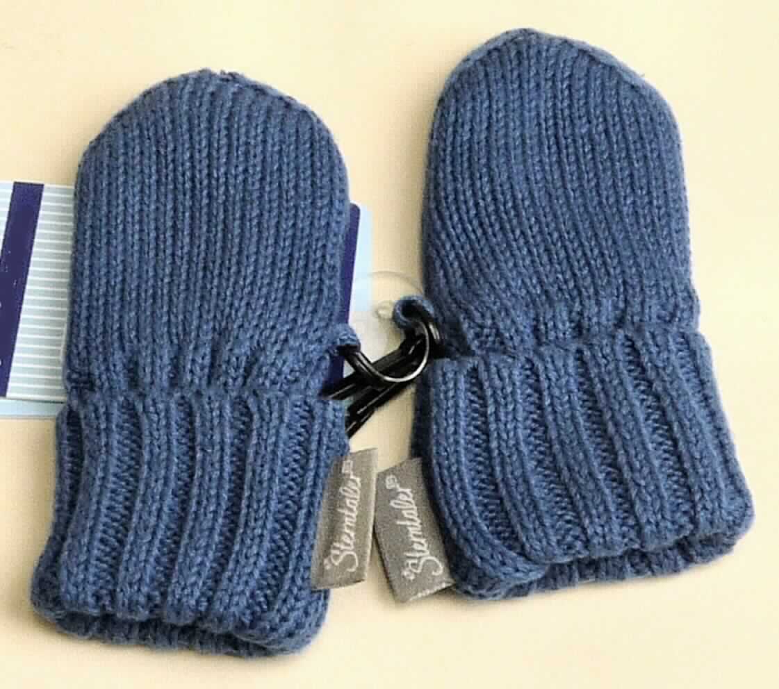 Handschuh, sog. Handschuh für Kleinkinder, Artikel 4341401, Größe 0, Foto siehe Anlage,
- in Form eines Fausthandschuhs ohne ausgearbeiteten Daumen, mit einer Handlänge (ohne Rand) von ca. 6 cm,
- aus einfarbigen Gestricken aus laut Antrag 100 % Baumwolle,
- gefüttert,
- mit einer ca. 9 cm langen, zur Hälfte umgeschlagenen Stulpe,
- aufgrund der Form (ohne ausgearbeiteten Daumen) und der Größe für Kleinkinder mit einer Körpergröße von 
  bis zu 86 cm bestimmt. 

"Bekleidungszubehör, aus Gewirken, für Kleinkinder, aus Baumwolle, Handschuhe"