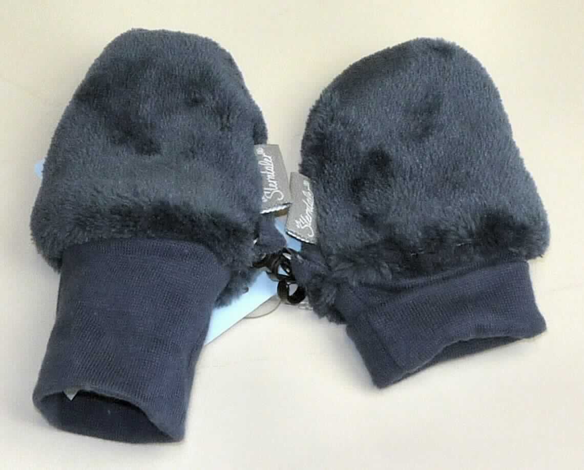 Handschuh, sog. Baby-Handschuh, Artikel 4301401, Größe 0, Foto siehe Anlage,
- in Form eines Fausthandschuhs ohne ausgearbeiteten Daumen, mit einer Handlänge (ohne Rand) von ca. 9 cm,
- aus einfarbigen Plüschgewirken aus laut Antrag 100 % Polyester (synthetische Chemiefasern),
- gefüttert,
- mit einer ca. 4,5 cm breiten, elastischen, doppelt gearbeiteten Stulpe,
- aufgrund der Form (ohne ausgearbeiteten Daumen) und der Größe für Kleinkinder mit einer Körpergröße von 
  bis zu 86 cm bestimmt. 

"Bekleidungszubehör, aus Gewirken, für Kleinkinder, aus synthetischen Chemiefasern, Handschuhe"