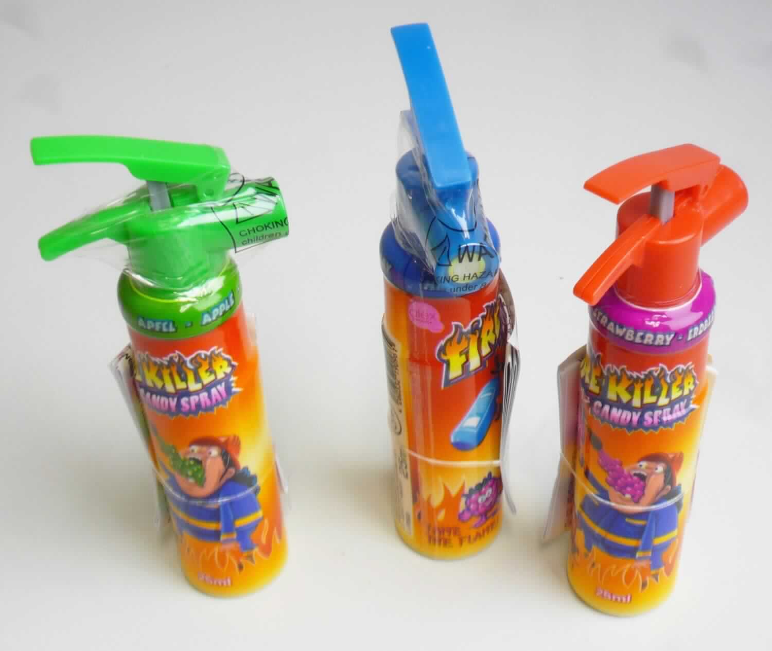 Saures Candy-Spray, Geschmacksrichtung Erdbeer, Himbeer und Apfel 

Beschaffenheit des vorgelegten Warenmusters:
Weiße, in bunte Folie eingeschweißte, einem Feuerlöscher nachempfundene Kunststoffflasche mit rotem, blauem bzw. grünem Sprühaufsatz; auf der Folie aufgedruckt u.a. die Warenbezeichnung (Candy Spray), die Geschmacksrichtung (Erdbeer, Himbeer oder Apfel) und die Inhaltsmenge (25 ml); auf dem Beipackzettel Angaben u. a. zu den Zutaten (im Wesentlichen Wasser, Zucker, Citronensäure, Aroma), zum Nährwert und zur Inhalts-
menge.
Inhalt: Farblose, klare Flüssigkeit; Geruch nach Erdbeer-, Himbeer- bzw. Apfelaroma; Geschmack sauer, süß, aromatisiert; wegen des hohen Säuregehalts nicht unmittelbar trinkbar.

Saccharose (einschließlich Invertzucker als Saccharose berechnet) oder Isoglucose (als Saccharose berechnet)*: weniger als 70 GHT
Titrierbare Gesamtsäure, berechnet als Citronensäure: 5 GHT oder mehr

*gem. Antragsangaben

Lebensmittelzubereitung, anderweit weder genannt noch inbegriffen, Zuckersirup aromatisiert oder gefärbt, kein Isoglucose-, Lactose-, Glucose- und Maltodextrinsirup, mit einem Gehalt an Saccharose (einschließlich Invertzucker als Saccharose berechnet) oder Isoglucose (als Saccharose berechnet) von weniger als 70 GHT