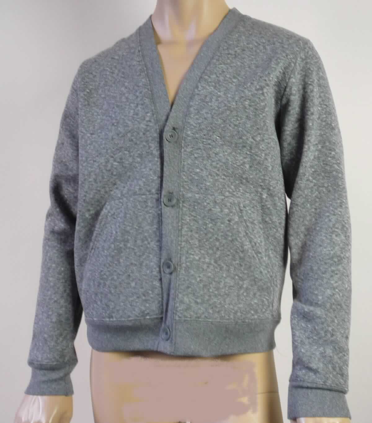Blousonähnliches Kleidungsstück, sog. Jacke für Männer, Art. RSAMT4343, Größe M, Foto siehe Anlage,
- aus ca. 1,3 mm dicken, buntgewirkten, einseitig (Innenseite) gerauten Gewirken (melierte Garne) aus laut 
  Antrag 65 % Polyester (synthetische Chemiefasern) und 35 % Baumwolle,
- über die Taille reichend (Rückenlänge: ca. 69 cm),
- mit halsfernem Ausschnitt ohne Kragen,
- mit einer durchgehenden Öffnung mit Knopfverschluss von links über rechts (Männerkleidung),
- mit langen Ärmeln, die mit verengenden Bündchen ausgestattet sind und über den unteren 
  Rand des Kleidungsstücks hinausreichen,
- vorn mit zwei aufgesetzten, offenen Taschen unterhalb der Taille,
- am unteren Rand mit einem verengenden, angesetzten Bund,
- erfüllt die Merkmale zur Einreihung als blousonähnliches Kleidungsstück, somit keine Jacke.

"Blousonähnliches Kleidungsstück aus Gewirken, für Männer, aus Chemiefasern"
