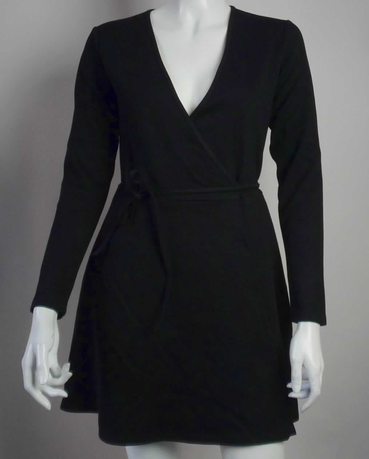 Bluse, sog. Kleid für Frauen, Artikel RSAPO3356, Größe S, Foto siehe Anlage,
- aus ca. 0,9 mm dicken (leichten), einfarbigen Gewirken aus laut Antrag 60 % Rayon (künstliche
  Chemiefasern), 35 % Nylon und 5 % Elasthan (beides synthetische Chemiefasern); mit durchschnittlich
  mehr als 10 Maschen in jeder Richtung je linearen Zentimeter,
- über den Schritt reichend (Rückenlänge: ca. 76 cm); kann nicht ohne ein weiteres, den Unterkörper  
  bedeckendes Kleidungsstück getragen werden, somit kein Kleid,
- mit einem V-förmigen, sehr tiefen Halsausschnitt,
- mit langen Ärmeln,
- im Wickelstil gearbeitet, vorn mit einer durchgehenden Öffnung; am Halsausschnitt und an den schräg
  gearbeiteten Vorderteilen mit einer zu Bindebändern auslaufenden Randeinfassung; das linke Bindeband wird 
  durch eine kleine Öffnung an der rechten Seite geführt und im Rücken oder vorn gebunden, wodurch eine 
  Überlappung von rechts über links entsteht (Frauenkleidung),
- am unteren Rand durch Umschlagen und Festnähen gesäumt.

"Bluse, aus Gewirken, für Frauen, aus Chemiefasern"