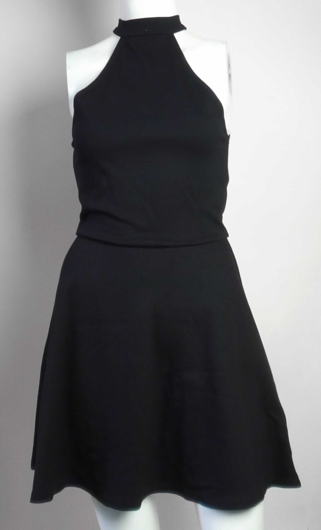 Kleid, sog. Kleid für Frauen, Art. RSAPO3346, Größe S, Foto siehe Anlage,
- aus ca. 0,9 mm dicken, einfarbigen Gewirken aus laut Antrag 60 % Rayon (künstliche Chemiefasern),
  35 % Nylon und 5 % Elasthan (beides synthetische Chemiefasern), 
- über den Schritt reichend (Rückenlänge: ca. 80 cm),
- mit einem schmalen Stehkragen,
- hinten mit einer ca. 20 cm langen Öffnung, die im Nacken mit 2 Knöpfen verschlossen wird,
- ärmellos,
- am unteren Rand durch Umschlagen und Festnähen gesäumt,
- kann aufgrund der Länge ohne ein weiteres, den Unterkörper bedeckendes Kleidungsstück getragen werden.

"Kleid, aus Gewirken, für Frauen, aus künstlichen Chemiefasern"