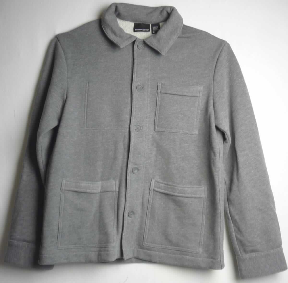 Strickjacke, sog. Jacke für Männer, Art. RSAHVT4167, Größe M, Foto siehe Anlage,
- aus ca. 1,9 mm dicken, buntgewirkten Gewirken (melierte Garne) aus laut Antrag 65 % Baumwolle,
  28 % Polyester (synthetische Chemiefasern) und 7 % Rayon (künstliche Chemiefasern),
- ungefüttert,
- über die Taille reichend (Rückenlänge: ca. 71 cm), 
- mit einem Umlegekragen,
- vorn mit einer durchgehenden Öffnung mit Knopfverschluss von links auf rechts (Männerkleidung), 
- mit langen Ärmeln; an den Ärmelenden mit manschettenartigen Abschlüssen,
- vorn mit einer aufgesetzten, offenen Tasche im Brustbereich und zwei aufgesetzten, offenen Taschen unterhalb
  der Taille,
- am unteren Rand durch Umschlagen und Festnähen gesäumt,
- weist weder aufgrund der Ausstattung (ungefüttert) noch des Schnitts (nicht in Bahnen gearbeitet) 
  eine Formfestigkeit auf, somit keine Jacke,
- wird im Allgemeinen nicht über jeder anderen Kleidung und zum Schutz gegen das Wetter getragen, 
  somit keine Ware der Position 6101.

"Strickjacke, aus Gewirken, aus Baumwolle, für Männer"