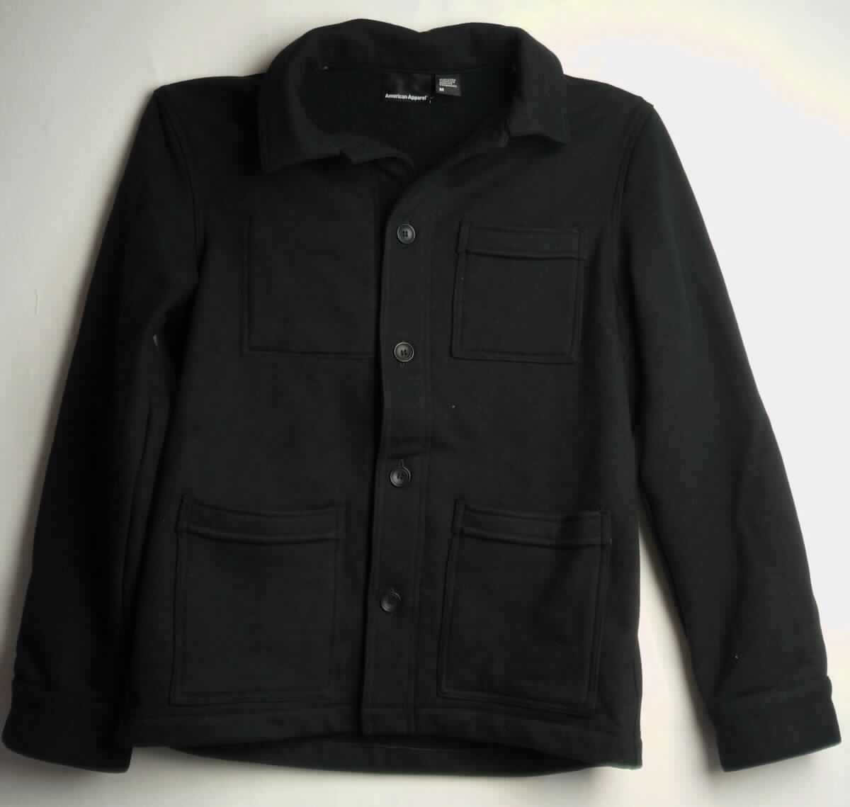Strickjacke, sog. Jacke für Männer, Art. RSAHVT4167, Größe M, Foto siehe Anlage,
- aus ca. 2,2 mm dicken, einfarbigen Gewirken aus laut Antrag 71 % Baumwolle und 29 % Polyester (synthetische 
  Chemiefasern),
- ungefüttert,
- über die Taille reichend (Rückenlänge: ca. 70 cm), 
- mit einem Umlegekragen,
- vorn mit einer durchgehenden Öffnung mit Knopfverschluss von links auf rechts (Männerkleidung), 
- mit langen Ärmeln; an den Ärmelenden mit manschettenartigen Abschlüssen,
- vorn mit einer aufgesetzten, offenen Tasche im Brustbereich und zwei aufgesetzten, offenen Taschen unterhalb
  der Taille,
- am unteren Rand durch Umschlagen und Festnähen gesäumt,
- weist weder aufgrund der Ausstattung (ungefüttert) noch des Schnitts (nicht in Bahnen gearbeitet) 
  eine Formfestigkeit auf, somit keine Jacke,
- wird im Allgemeinen nicht über jeder anderen Kleidung und zum Schutz gegen das Wetter getragen, 
  somit keine Ware der Position 6101.

"Strickjacke, aus Gewirken, aus Baumwolle, für Männer"