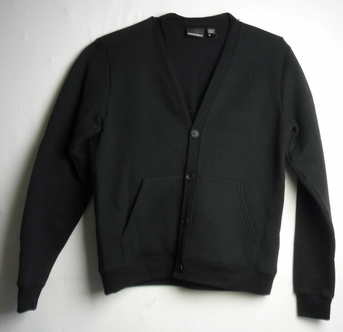 Blousonähnliches Kleidungsstück, sog. Jacke für Männer, Art. RSAF4343, Größe M, Foto siehe Anlage,
- aus ca. 1,8 mm dicken, einfarbigen, einseitig (Innenseite) gerauten Gewirken aus laut Antrag 50 % Polyester 
  (synthetische Chemiefasern) und 50 % Baumwolle,
- über die Taille reichend (Rückenlänge: ca. 66 cm),
- mit halsfernem Ausschnitt ohne Kragen,
- mit einer durchgehenden Öffnung mit Knopfverschluss von links über rechts (Männerkleidung),
- mit langen Ärmeln, die mit verengenden Bündchen ausgestattet sind und über den unteren 
  Rand des Kleidungsstücks hinausreichen,
- vorn mit zwei aufgesetzten, offenen Taschen unterhalb der Taille,
- am unteren Rand mit einem angesetzten, verengenden Bund,
- erfüllt die Merkmale zur Einreihung als blousonähnliches Kleidungsstück, somit keine Jacke.

"Blousonähnliches Kleidungsstück aus Gewirken, für Männer, aus Chemiefasern"