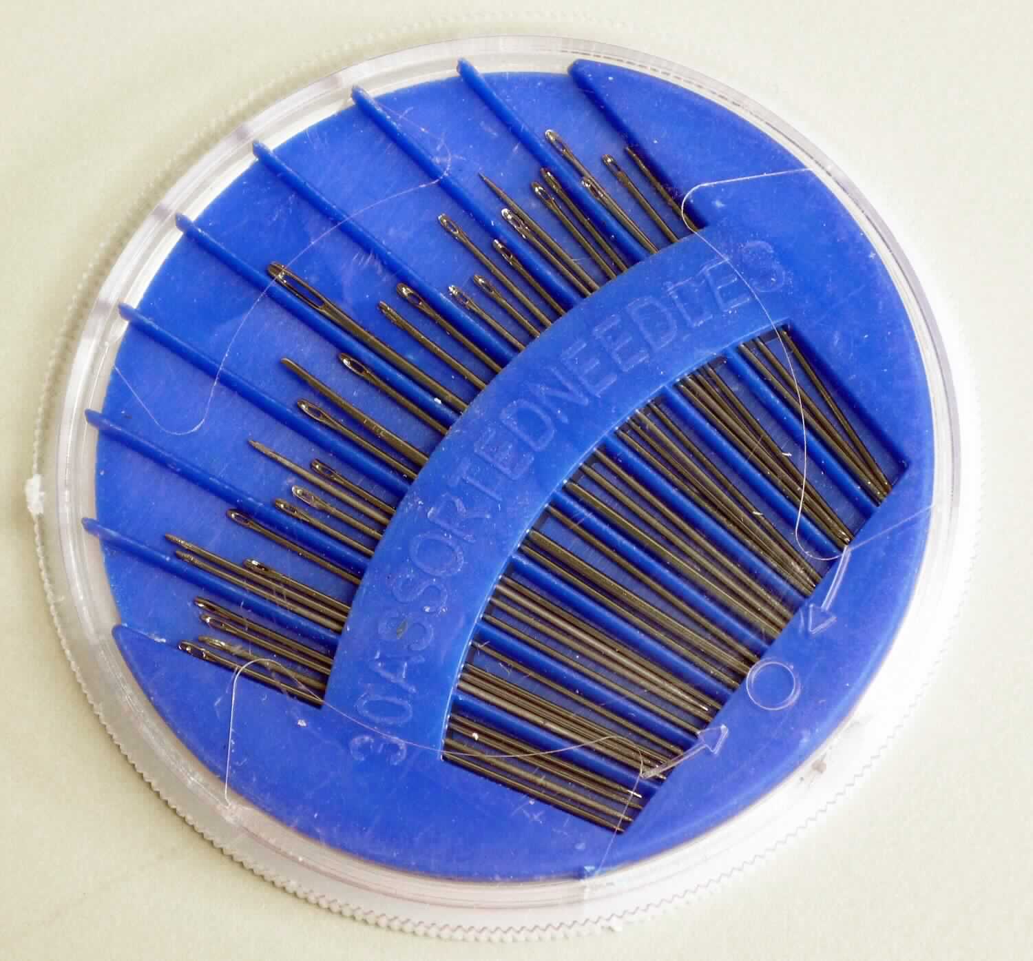 Es handelt sich um insgesamt 30 unterschiedlich lange und dicke Nadeln aus Stahl mit zugespitztem Stift an einem Ende und einem Nadelöhr am anderen Ende. 
Die Erzeugnisse sind in einer kreisrunden Kunststoffdose verpackt und dienen zum Nähen oder Sticken.
Länge: etwa 39-52 mm

Abbildung siehe Anlage.

Derartige Waren gehören als "Nähnadeln aus Stahl" zum TARIC-Code 7319 9010 00.